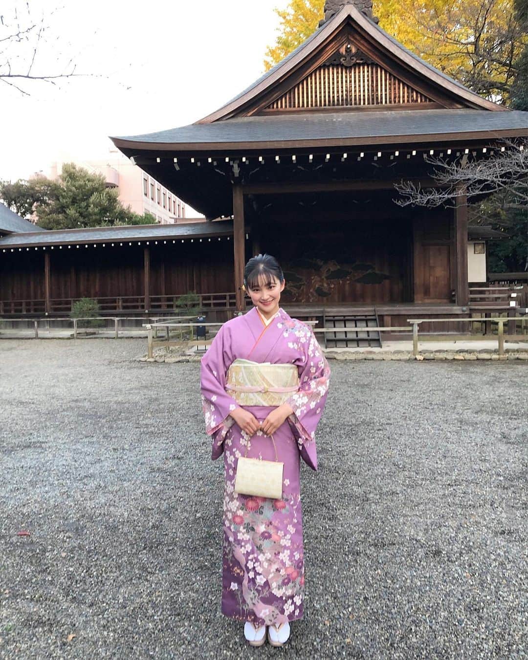 加藤早和子のインスタグラム：「❤︎ ミス日本勉強会②② 【能の所作、動作】 能の金春流櫻間家第21代当主櫻間右陣先生  第3期3日目は、ファイナリスト全員で和装姿👘♡  日本の伝統芸能の1つである能の歴史を習い、 講義の後半には実際に能の型を教えて頂きました。  ●能の歴史 室町時代に観阿弥・世阿弥親子が大成したものと 言われており、曲舞、田楽、早歌など当時流行していた 芸能を融合されています。当時は誰かが生まれた時の 祝いとされており、足利義満が猿能楽を見物して以来、 将軍をはじめとする武家や公家の愛顧を受けるように なり、明治維新頃まで続きました。 能の文化が薄れつつある明治4年頃、岩倉具視が 使節団としてヨーロッパに行った際、日本にも何か 世界に誇れるものが必要だと思うようになり、 それから約140年後の2001年、 ユネスコの無形文化遺産となりました。  ●能の五番立 能には「五番立」と言われる、 作品の登場人物や曲調によって5つに分類されています。  ・翁 能の中でも神聖視されており、天下泰平など 祈祷的要素の趣。  ・初番目物(脇能物) 1日の初めに演じられる能で、「翁」に対しての 「脇」能。この分類にはいる『高砂』は能の中でも 最もめでたいものとされています。  ・二番目物(修羅物) 多くは『平家物語』に典拠し、戦物語や修羅道の 苦患を描く。  ・三番目物(鬘物) 美しい女性や草木の精が主人公で、歌舞中心の 優美な能。1番能らしく美しいとされています。  ・四番目物(現在物・狂女物) 狂乱物をはじめ、どの分類にも当てはまらない多様な 演目群。そのため、1番難しいとされています。  ・五番目物(切能) 一日の最後に上演。鬼や天狗などの異界からの来訪者を 主人公として扱います。  ●能の表現(型) "指シ" "ヒラキ" など能には基本の表現(型)が、 7つあります。 例えば、"シオリ" は泣く時の動作なのですが、 後退りしながら顔を隠すそうです。 日常生活でも、涙を流している時は顔を下に向けたり 隠したりする方が多いのではないでしょうか？ どの型も実際の行動が元になっているそうで、 それを知って能を見ると、それまでただの動きに 見えていたものが、感情1つ1つこもっているように 感じる事が出来ました。✨ 新型コロナ禍で、公演は減ってしまったとの事 でしたが、落ち着いて公演がされる時には 是非観に行きたいと思います😼✔︎  講義の終盤には、先生に実際に最もめでたいものである『高砂』を観せて頂いたのですが、圧倒されたと 同時にもっと能の世界を知りたいと思いました。 勉強頑張ります🙇🏻‍♀️✨  そして、講義が終わった後、 ファイナリストで靖国神社へ参拝しました。👣 道中に、先生から能と狂言の違いを聞くことが 出来ました。 能→神話や歴史上の話を題材にするなど原点がある 　　　　　　　　　　　　　　　　　　　　ex)源氏物語 狂言→日常生活にある話を面白く演じる  日本史の授業を受けていて、能・狂言と一括りに される事が多いですが、この日違いを認識する事が できて良かったです。 私はこれまで日本の伝統文化に触れる機会が あまりなかったのですが、これを機に様々な文化に 触れてみたいと思います😌💭  . . #ミス日本 #ミス日本コンテスト #ファイナリスト #ミス日本2021 #2021ミス日本ファイナリスト #ミスコン #能 #伝統芸能 #着物 #着物女子 #青山学院大学 #女子大生 #いいね返し #missjapan #misscon #instalike」