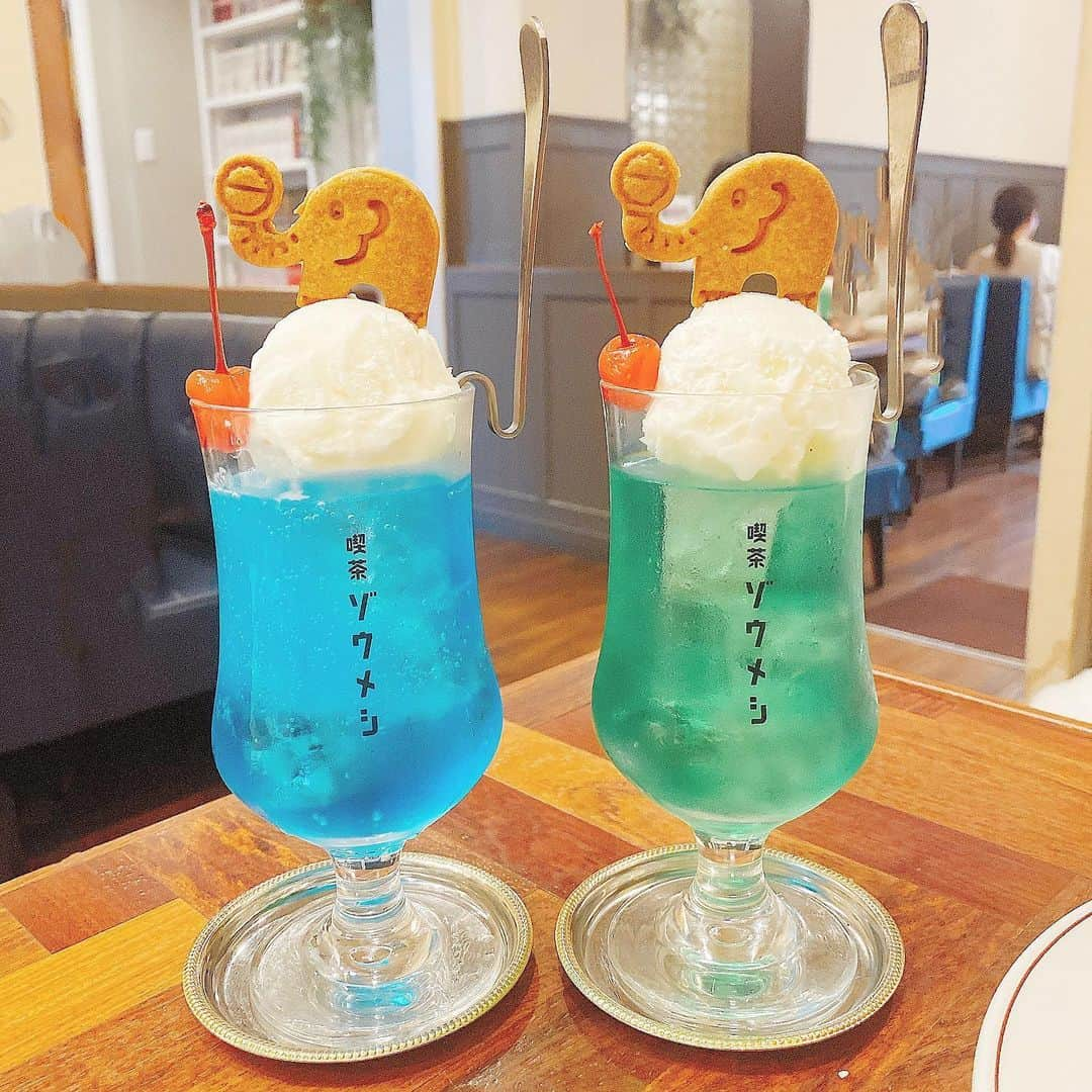 石川花音のインスタグラム：「・﻿ 🐘#喫茶ゾウメシ 🐘﻿ ﻿ 🥤クリームソーダ﻿ 🍪ゾウさんのクッキー付き﻿ 🍓フルーツサンド﻿ 🥚たまごサンド﻿ ﻿ を頼みました！🦣﻿ クリームソーダ映えデス🥺🥤﻿ サンドイッチは分厚くて味もおいしかった🥪﻿ ﻿ 池がご飯かカフェ行こ〜って前に誘ってくれて、デートしました☕️﻿ 1週間以上予定なくてひたすら1人寂しく家いたから久々に予定ができて嬉しかった🥺﻿ 同じチームの同期だけどポジション一緒だしあんまり話せる機会もないから久々にこんな2人で喋った気がする！﻿ といっても、めっちゃめちゃ他愛もないお話してました🗣﻿ 池との写真も今度載せますね~✌️﻿ ﻿ 最後の一枚はおまけ！﻿ 紅葉がたくさん落ちてきたから待ってる間に掴むっていうゲームしてました🍁﻿ ﻿ #ゾウメシ #喫茶ゾウメシ #名古屋カフェ #クリームソーダ純喫茶めぐり #クリームソーダ #フルーツサンド」