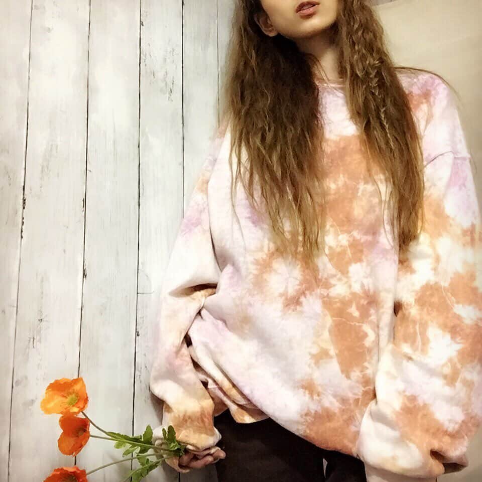 高橋真依子のインスタグラム：「秋色タイダイ🍁 今年は暖冬かスウェットはちょうど良い♡アウターはモコモコで♡ Levi'sのフレアpantsも秋色。形が抜群に良い。 #私服#タイダイ#levis#used#usedclothing」