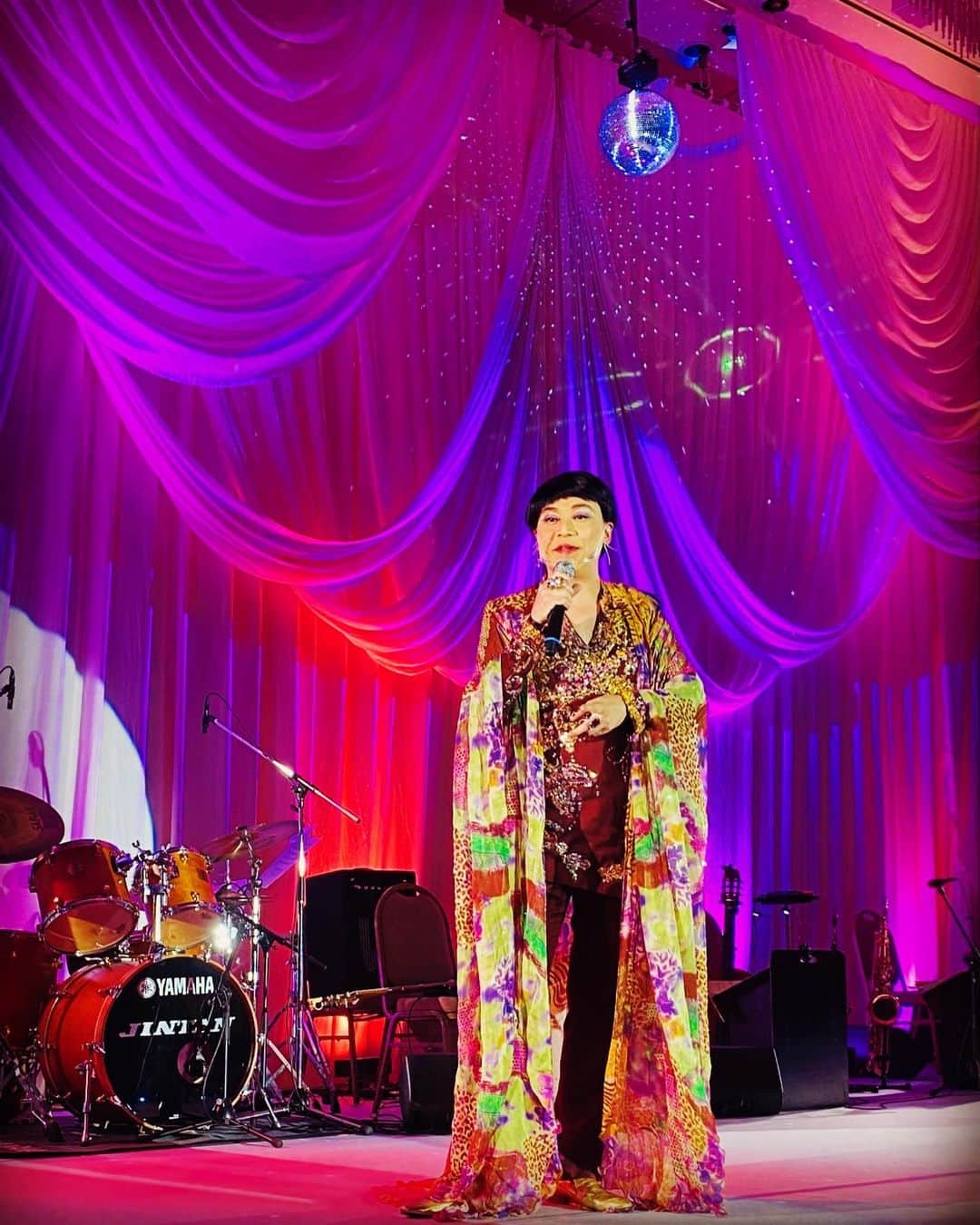 のインスタグラム：「浅草ビューホテル🏨クリスマスディナーショー🎅🤶🎄ゲスト出演、無事終了よ〜😙🎵🎵✨✨✨✨✨✨✨✨  フェイスシールドして、ソーシャルディスタンス！コロナ対策万全でお届けしました‼️😬✌️✌️  やっぱり、生のステージは最高だわー😍😭😭  久しぶり過ぎて涙が出てしまいました😭😭  ヒデコ、感激ーー‼️😭🥺🥺 #浅草ビューホテル #クリスマスディナーショー #ゲスト出演 #フェイスシールド着用  #コロナ対策万全で  #生のステージはやっぱりいい  #久しぶり過ぎて感激  #美川憲一 #美川憲二 #ヒデコフランセスカ #オネェ系 #ものまね」