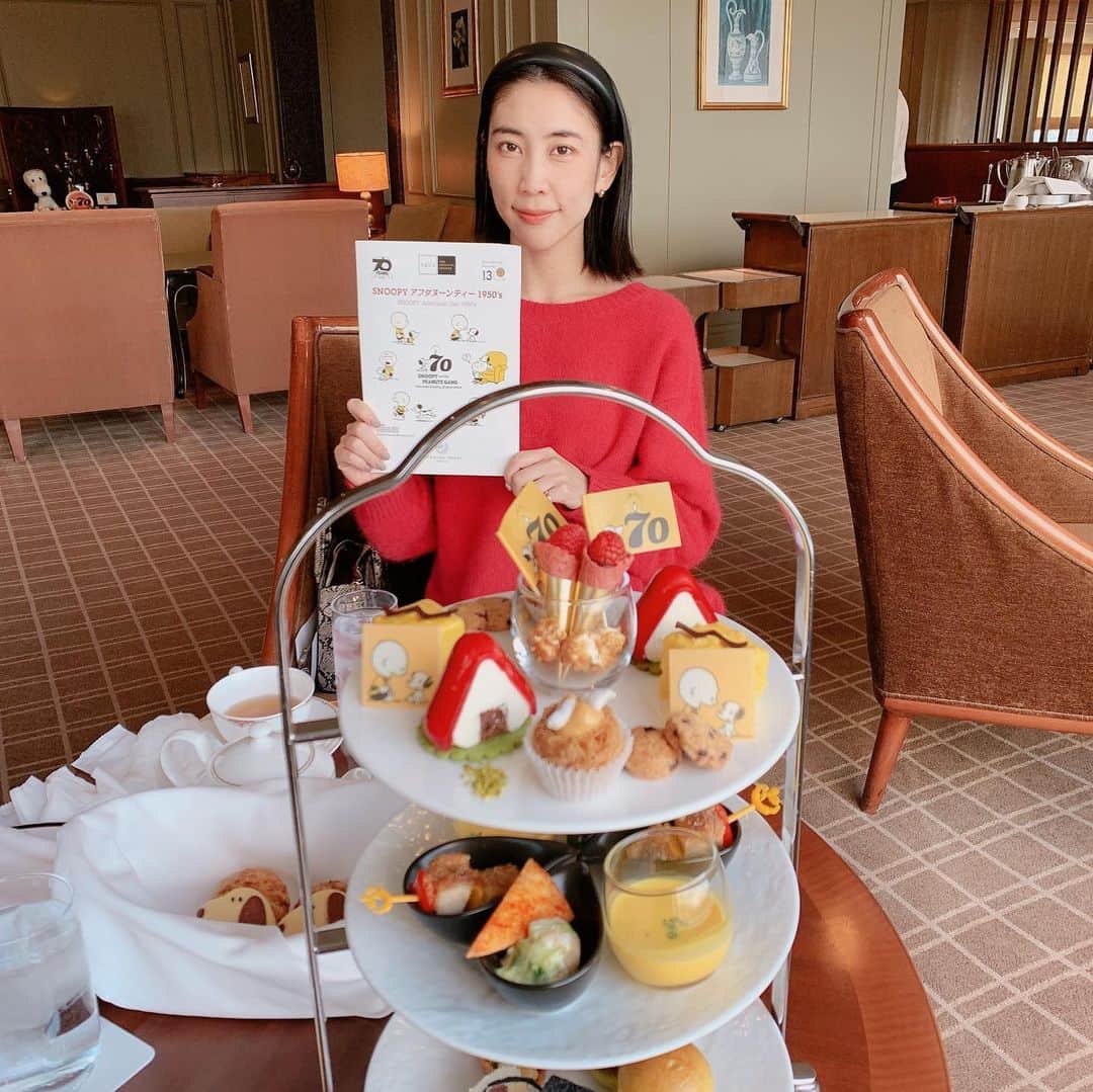 近野莉菜のインスタグラム：「PEANUTS誕生70周年と帝国ホテル開業130周年を記念して、SNOOPYのアフタヌーンティーがやっていたので、母の誕生日のお祝いも兼ねて行ってきました☺︎  食べるのがもったいないくらい、全部が可愛かった🥰  窓際のテーブルで景色も綺麗で、そのまま泊まりたかったな〜（笑）  ホテルのロビーもすごく素敵で一気にクリスマス気分でした🎅🏼🎄  #クリスマスを意識した赤いニットw」