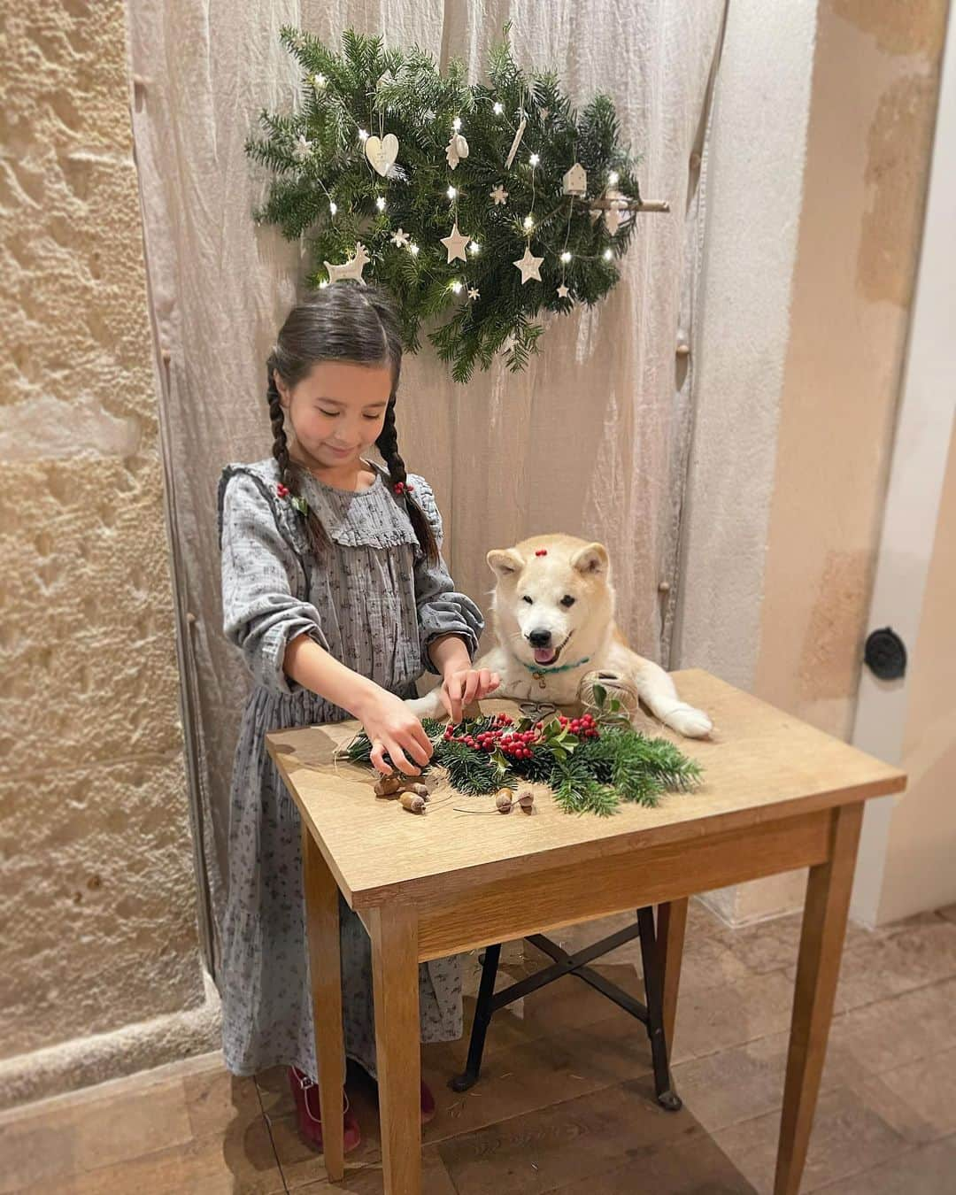 フィロとポンポンさんのインスタグラム写真 - (フィロとポンポンInstagram)「À l’atelier-boutique de Papa et Maman, deux petites aides précieuses en plein préparatifs de Noël...🎄 #wearethenewsociety #lepetitatelierdeparis」12月13日 22時48分 - philo_pompon