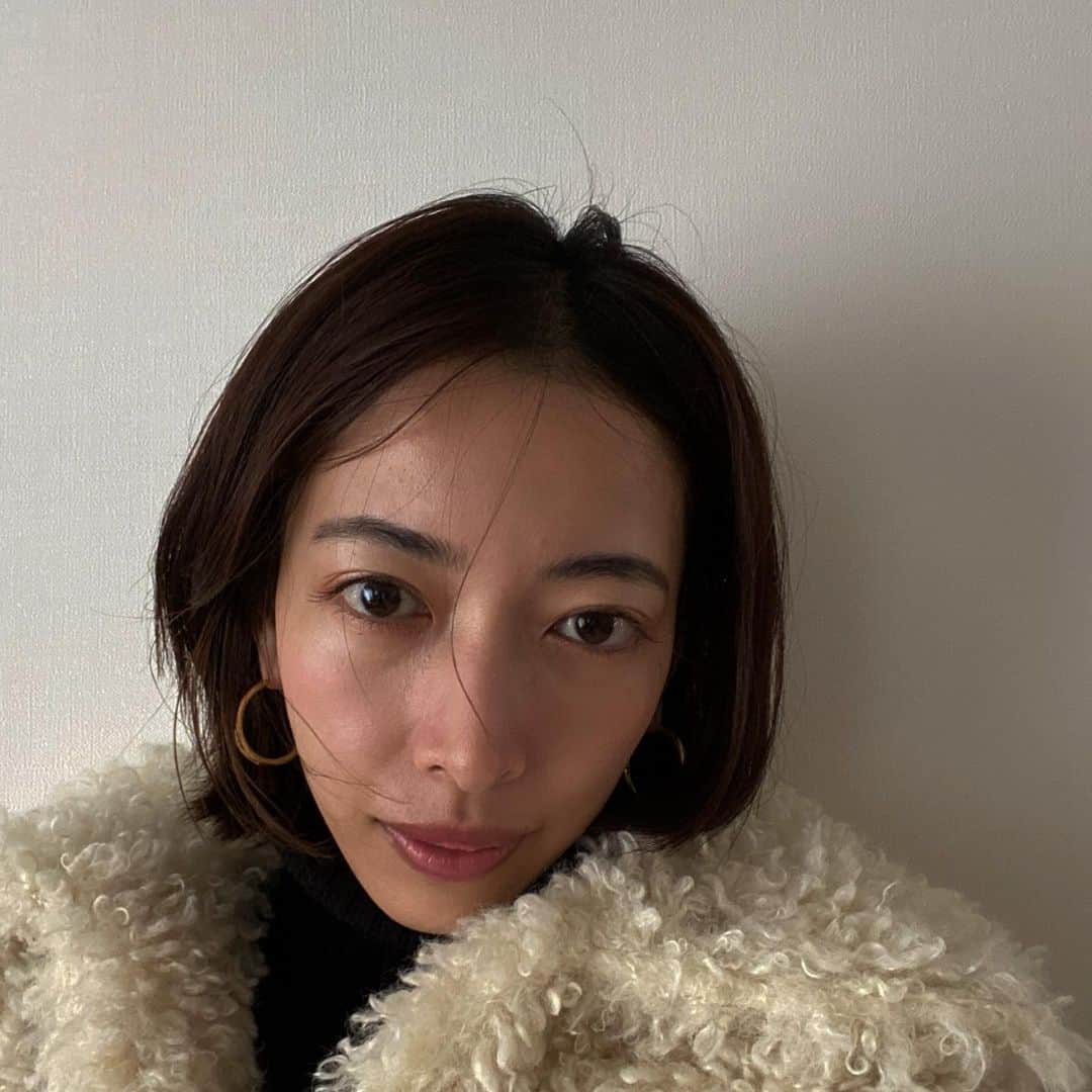 水野里砂のインスタグラム：「眉毛もまつ毛も整ってよい気分🤍 年末に向けてそろそろメンテナンスも大詰め🙄  髪色はナチュラルがマイブームです。」