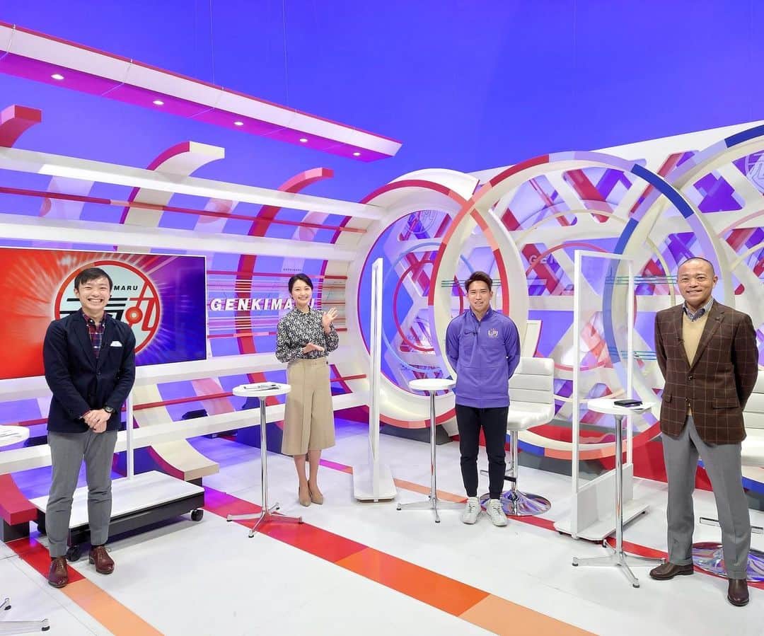 西口真央のインスタグラム：「『進め！スポーツ元気丸』 先週12/6(日)のゲストは サンフレッチェ広島の浅野雄也選手⚽️✨ 今季について・また得意の左足シュートについては熱く語って頂き 家族との絆や一問一答には本当にスタジオが笑いの渦に包まれるような素敵な回答・反応をしてくださいました！  試合中のボールに食らいつく姿が嘘のように朗らかで、言葉をかわした人を笑顔にさせてくれる、 まさにムードメーカー的な存在！！！  浅野選手カメラへのキメ顔もありがとうございました🤣  ⚾️🌟今夜は広島東洋カープ、ゴールデンルーキー森下暢仁投手がゲストです！  このあと23:25〜 ぜひご覧ください！！！  ♯元気丸 ♯スポーツ番組 ♯広島テレビ ♯衣装は ♯クーポラ　さん ♯サンフレカラー　かわいかった、、、🥺👗」