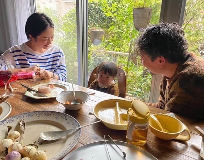 濱中鮎子のインスタグラム：「分かりにくいかもしれませんが、私はお嬢に椅子を奪われ、床にいます。笑  美味しいごはん、ワイン。 癒しの日曜日。 感謝。  #お嬢も私もお出汁が大好き #1y6m」