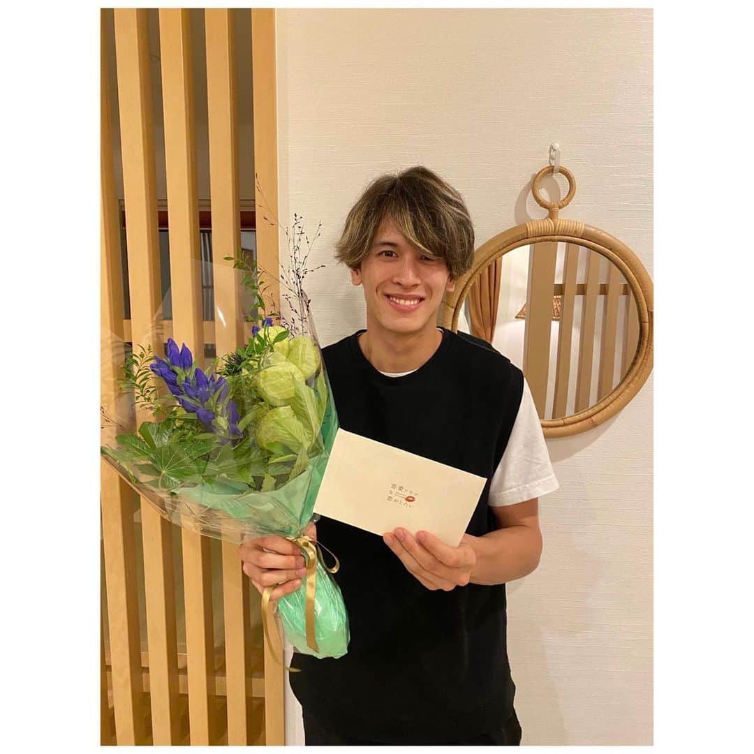才川コージのインスタグラム：「皆さんからのメッセージ全部読んでます。  本当にありがとうございました。  まだまだ未熟ですが、沢山成長して色々な作品に挑戦していきたいです。  皆んなともまた出会えるように！  この作品を通して、素敵なメンバーとスタッフさん達に出会えて本当によかったです。  心残りは、僕の筋肉シーンが ほぼ全カットになっていたことです🦍笑  来週も再来週もドラ恋！ 未公開シーンやクリスマスドラマ まだまだ楽しんでね！！  #ドラ恋」