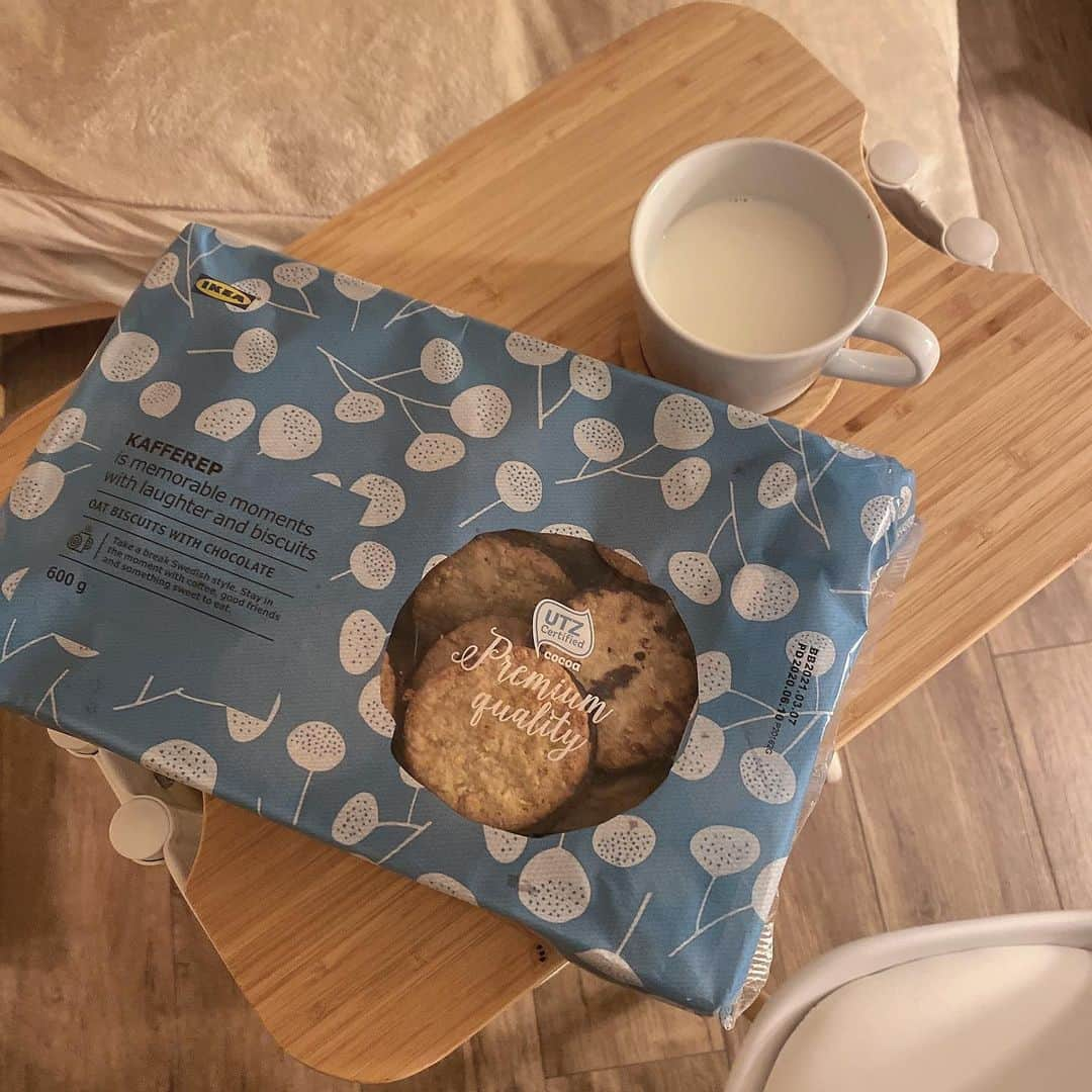 熊江琉唯さんのインスタグラム写真 - (熊江琉唯Instagram)「🍪✖︎🥛　ᙏ̤̫͚ 　 ҈ฺ  こんな時間にクッキーなんて悪い子😈👿  だけど自分の疲れを癒す大事な時間です(*´ ｀*) ホットミルクうまー♡  #おうち時間 #オートミールクッキー #クッキー #甘いもの大好き #ikea購入品 #ホットミルク #ホッとする #癒しの時間 #kafferep #ikea #hotmilk #休日の過ごし方 #おやすみなさい #gn」12月13日 22時56分 - ruikumae