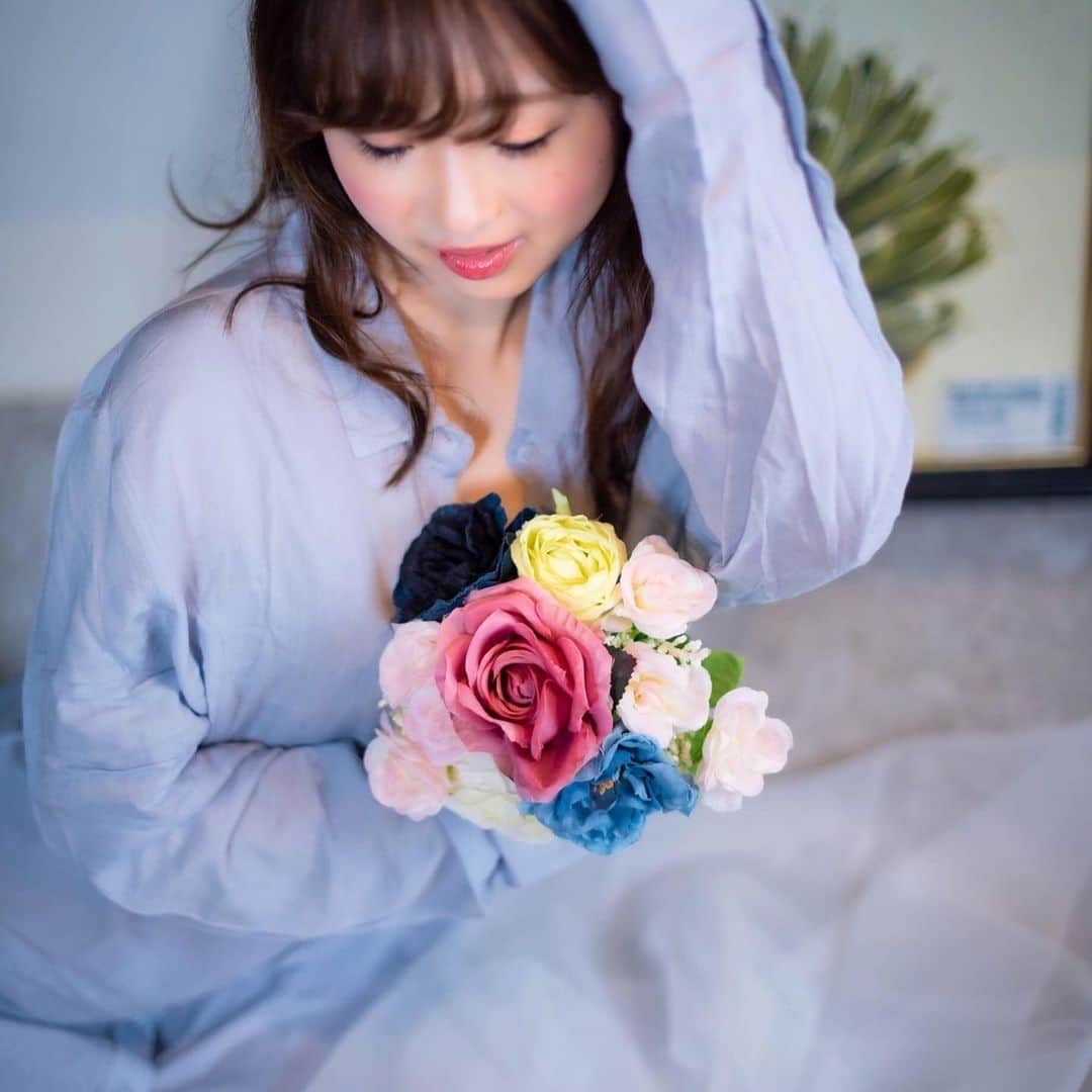 のインスタグラム：「. 今日はLINELIVEもTikTok Liveの早めの時間でごめんね🥺 来てくれた方ありがと🙈💓  この写真のシチュエーション意味わからんけどなんか好き🤣  これ以外の写真はTikTokにあげてるからまだ見てない人チェックぅ👀✨笑  撮影者📸@tom_gt .  #撮影モデル #ヘアセット  #被写体モデル #サロンモデル希望 #サロンモデル #サロンモデル募集中 #関東サロンモデル #関東サロモ #サロモ #撮影モデル #撮影依頼募集中  #model #お洒落さんと繋がりたい #followｍe #instagood #fashion #カメラ好きな人と繋がりたい #ポートレート撮影 #メイク好きな人と繋がりたい #一重 #ポートレート #ポートレート撮影 #ポートレート好きな人と繋がりたい #脚スタグラム」