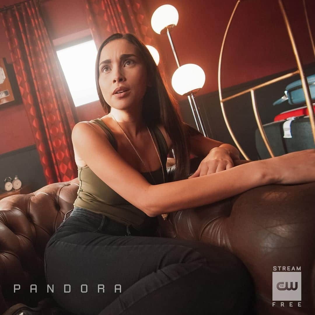 The CWさんのインスタグラム写真 - (The CWInstagram)「The fate of the galaxies depends on her. The season finale of #Pandora airs tonight at 8/7c! Stream tomorrow free only on The CW.」12月13日 23時00分 - thecw