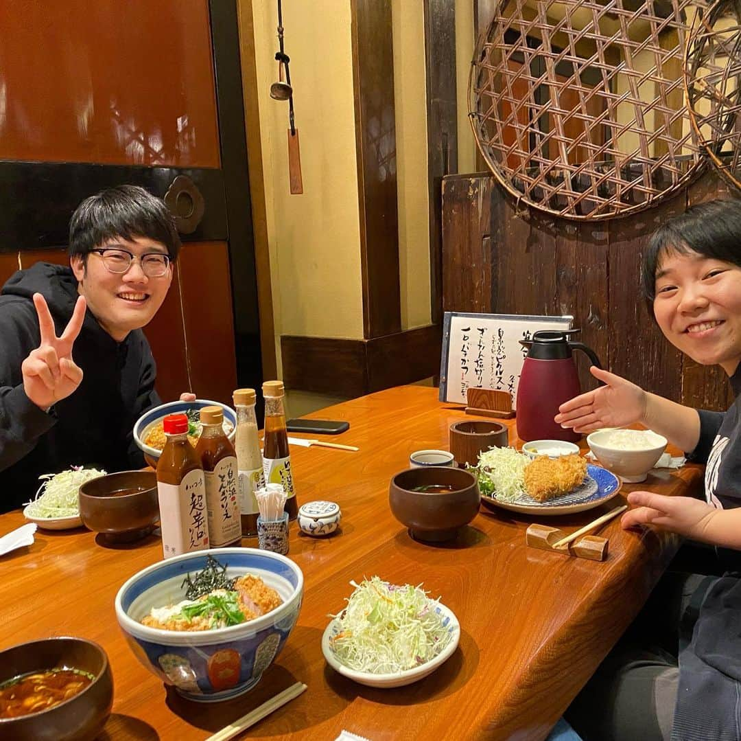 山田しょうこのインスタグラム：「おいしいカツ丼🤤 「去年のTHE Wはなしょーが優勝できなかったのは俺がコンビニのカツ丼しか奢れなかったせいだ」と責任を感じてしまった﨑山さんがごちそうしてくれました！！ ころもはふわっとサクサク、 肉厚ジューシー、 柔らかくて旨みしたたる 最高カツ丼でした！！！ありがとうございます﨑山さん！！！ これはもう優勝する気しかしません！！ 身も心も準備万端です🙆‍♀️🙆‍♀️ #THE_W  #カツ丼  #かつ吉 #かつ吉渋谷店」