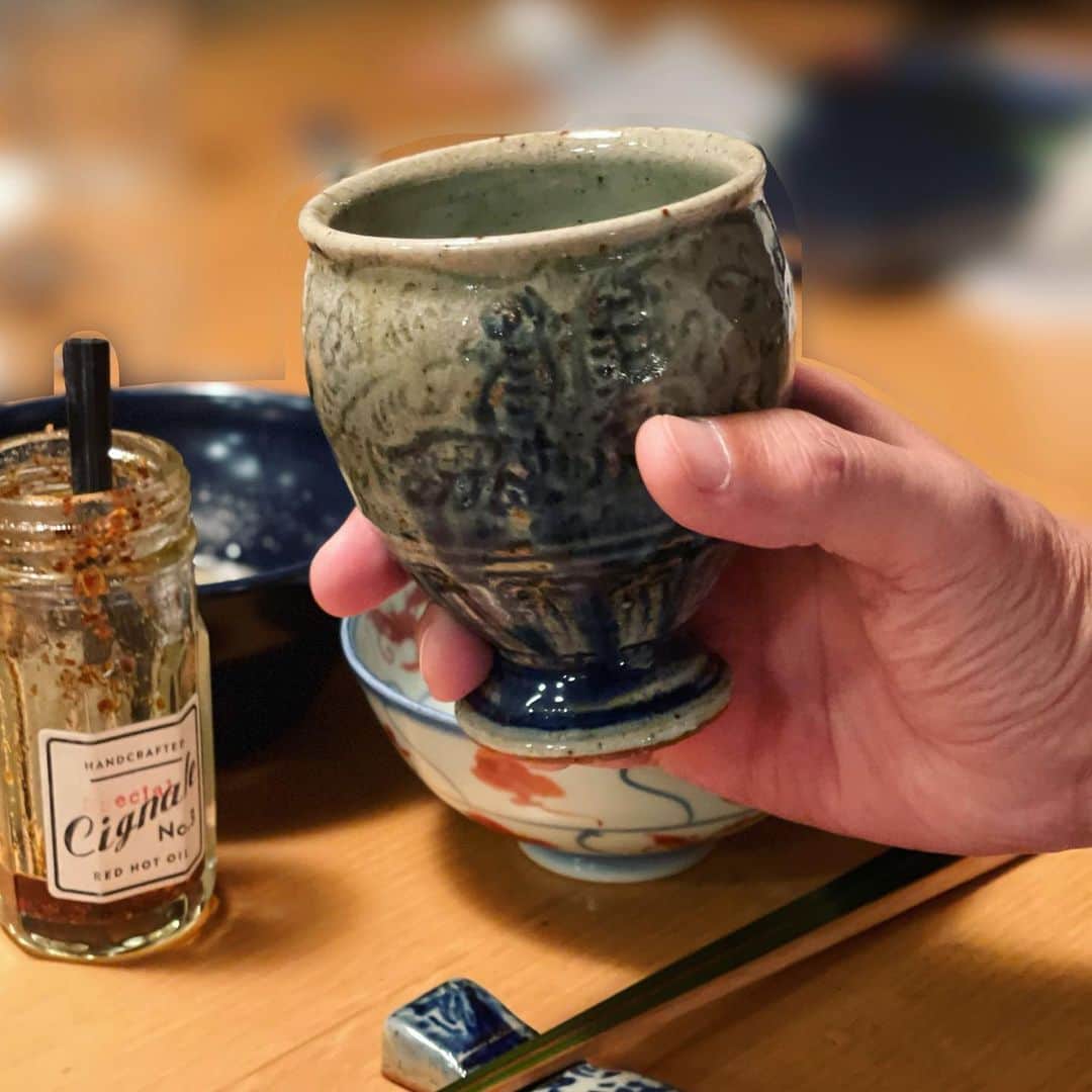 のインスタグラム：「何でもない日にプレゼントをあげたら、 すっごい嬉しかったみたいで ずっとずっとずっとあげたものを見つめながらお話ししてくれています（笑）  イムサエムの酒器。 即完だから、一点買えただけでラッキー🙏💕  #なんでもない日のプレゼント #酒器#イムサエム #本当は酒器じゃない #けどね#素敵だわ #いつもありがとう #三児のパパ」