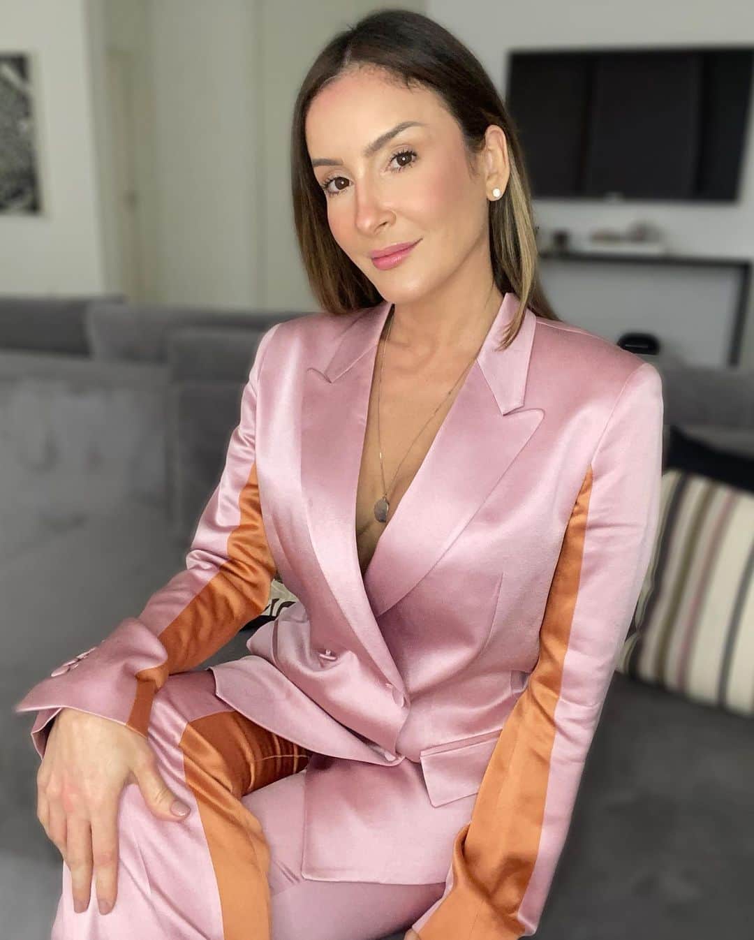 Claudia Leitteのインスタグラム：「Bom dia, pessoal! Temos fotos da coletiva de imprensa- que foi massa!- para o lançamento de #SolASol , meu EP novo, disponível em todas as plataformas digitais pra vocês escutarem nesse domingão! ☀️🌻」