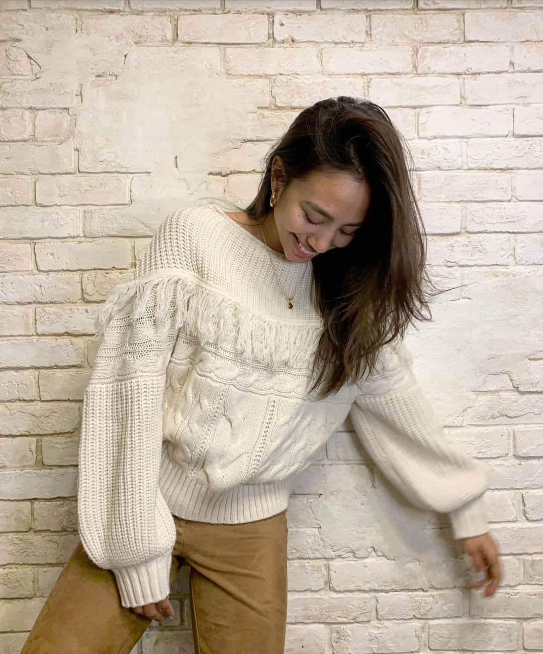 Megha Shrestha のインスタグラム：「土日二日間合わせて美容DAY 🦋　トリートメント、ネイル、カラーに今日は、 @un_tomos ちゃんにマッパやってもらいました✨  本当にいつもありがと🥺❤️ 今回も最高すぎるカール✨すっぴんが余計楽になりました🦋  明日からまた頑張りましょ✨ Tops @arholiday  Bottoms @bershka  Accessories @initial_puzzle_by_linamoa」