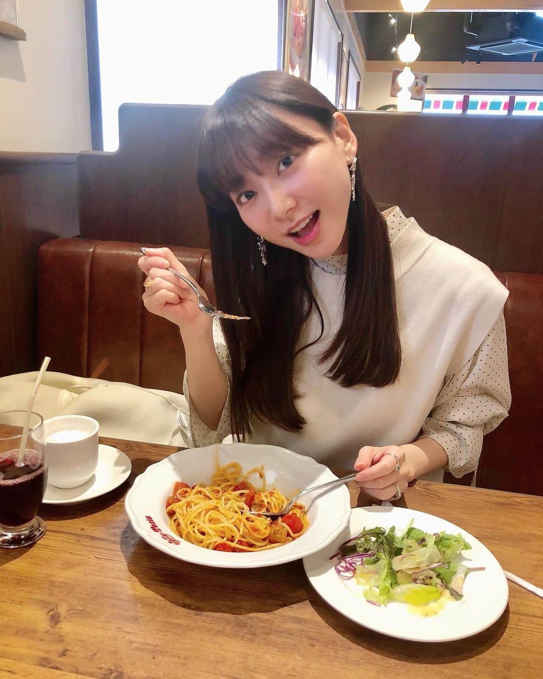 葉月祥子のインスタグラム：「レコーディング前の腹ごしらえ🧚🏻‍♀️✨  昨日のお昼、はじめてjollypasta行きました💐✨🍝  #お昼ごはん #パスタ #ファミレス #ジョリーパスタ #jollypasta #ジョリパス  #トマトパスタ」
