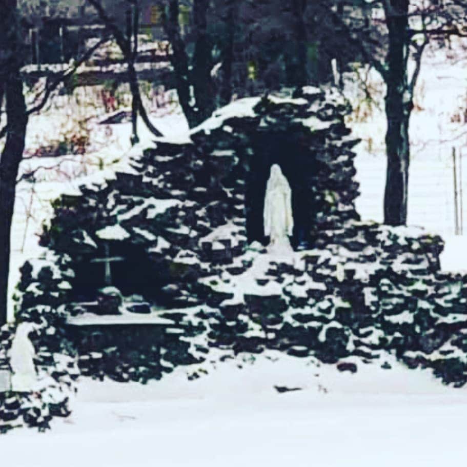 セサラーニのインスタグラム：「#Today infront of San Lorenzo, photo taken by a dear friend, Doady. Waiting for Milan/Parma  # Imaculate conception patron saint of USA #specialmonth #prayers #abrightertomorrow」