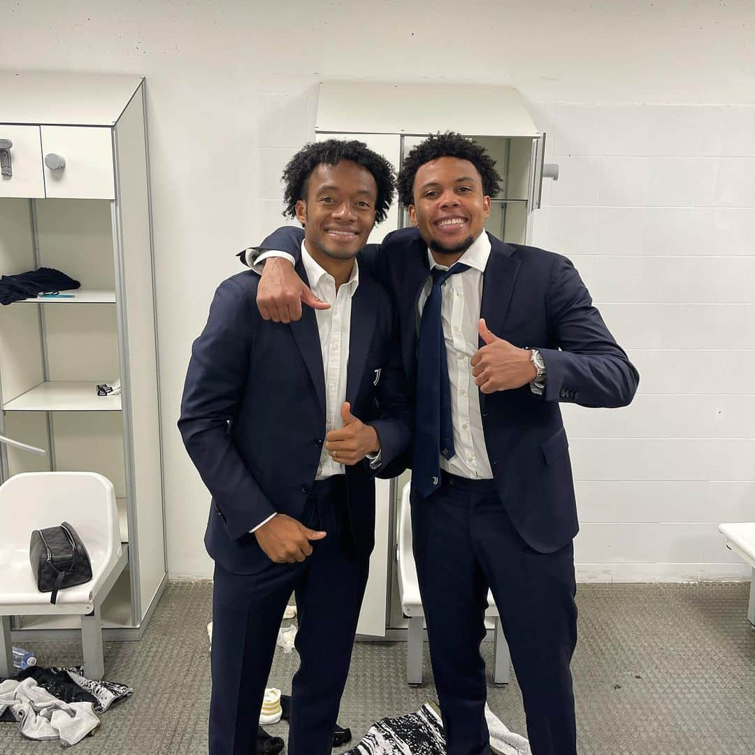 フアン・クアドラードさんのインスタグラム写真 - (フアン・クアドラードInstagram)「+ 3 puntos importantes gracias a Dios🙏🏾🙏🏾 buen partido gemelo @west.mckennie 😄😄#twins  #finoallafine #forzajuve 🏳️🏴」12月14日 4時34分 - cuadrado