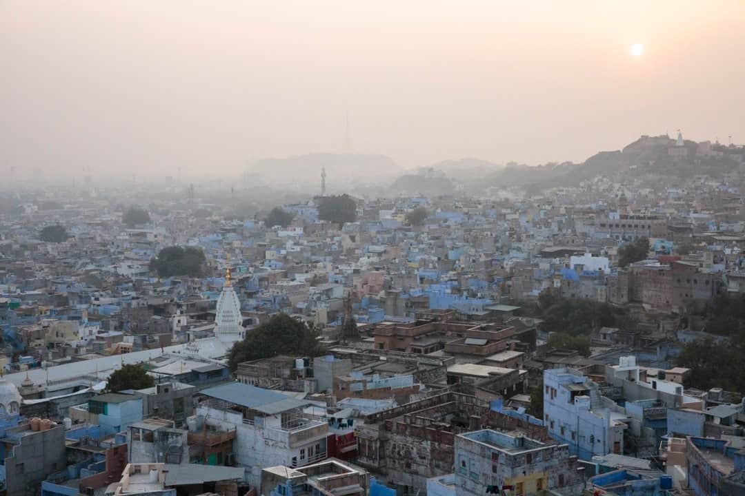 National Geographic Travelさんのインスタグラム写真 - (National Geographic TravelInstagram)「Photo by @sarahyltonphoto / The warm sun sets over the Old City, known as the Blue City, in Jodhpur, Rajasthan, India. For more travel stories, follow me @sarahyltonphoto. #India #bluecity #Rajasthan」12月14日 4時37分 - natgeotravel