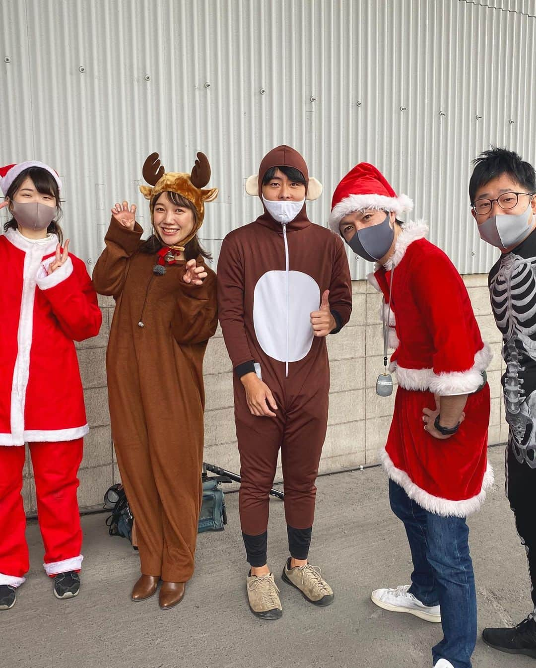 黒田りささんのインスタグラム写真 - (黒田りさInstagram)「🦌 . ちょいと早めのメリークリスマス🎅💞 . きょうの日曜もシエスタ生中継は くろだトナカイでお届けしました🦌✨ クルーみんなもそれぞれコスプレ！笑 . ずっと行ってみたかったn-basement  お洒落な雑貨がたくさんでわくわくが止まらなかった〜🌴✨ . なんか最近インスタが茶色い！笑 今年のクリスマスはなにしよかな〜🎄 . . #メリークリスマス#トナカイ」12月13日 23時16分 - kurorisa_14