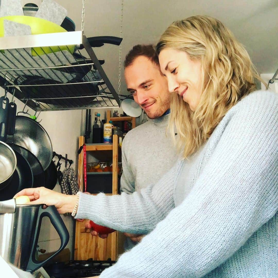 Verena Faisstさんのインスタグラム写真 - (Verena FaisstInstagram)「Sonntags im Hause Schweers 🤪 Backen, Kochen, Essen ✌🏼 Und bei euch so? Schönen 3. Advent ihr Lieben 💫🎄 #dieschweersis #typischesonntage #diedrittekerzebrennt」12月13日 23時16分 - vereni2205