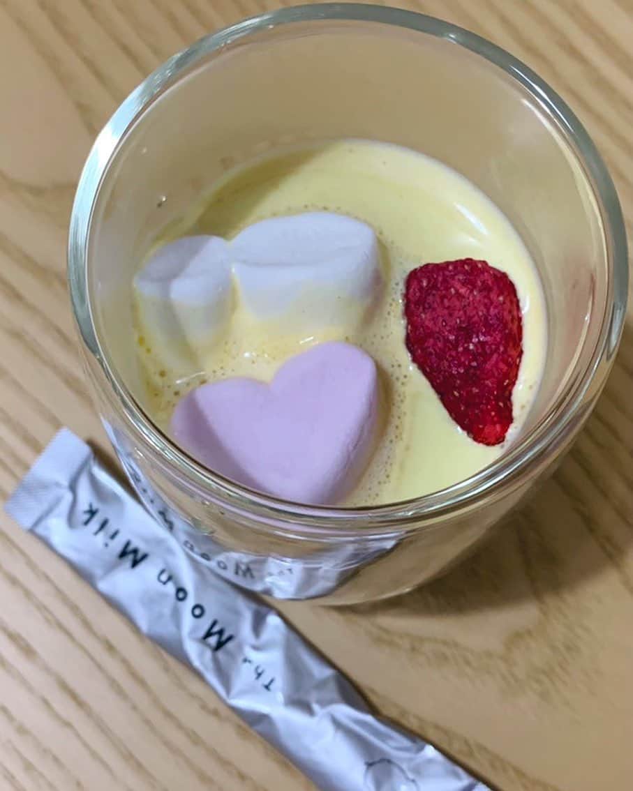 のインスタグラム：「先日、番組でご紹介した眠る前に飲むハーブやスパイス入りのミルク＝#ムーンミルク 🐏 日本初のムーンミルクブランドであるThe Moon MilkのGOLD（ターメリック+ジンジャー）を溶かしていただいています✨ ハートと雪だるまのマシュマロとフリーズドライ苺でアレンジ💖 安らぐわぁ🤤  themoonmilk.jp @themoonmilk_official  #moonmilk」