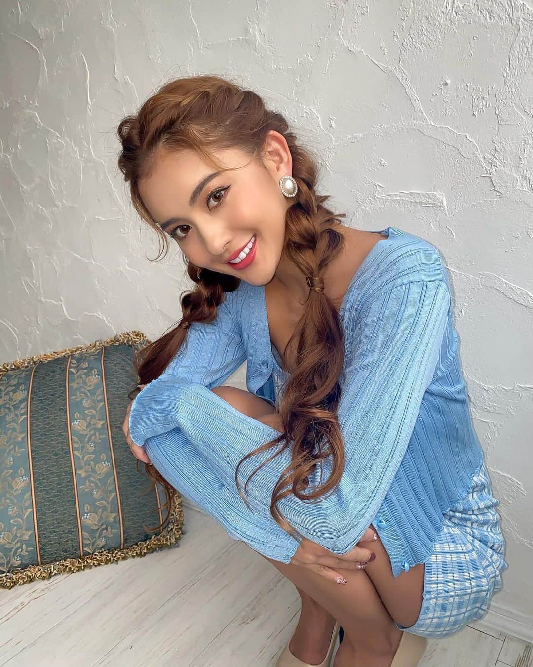 のインスタグラム：「Shooting for @ryuyu_dressshop 💙 今年もたくさんRyuyuさんの撮影に 参加させて頂き、東京から大阪へ何度も 呼んでいただき、本当に嬉しいです！🥺❤️ Ryuyuの皆様、いつも本当に素晴らしい チームワークで ステキな撮影を ありがとうございます💓🙇‍♀️✨  #shooting #dress #selfie」