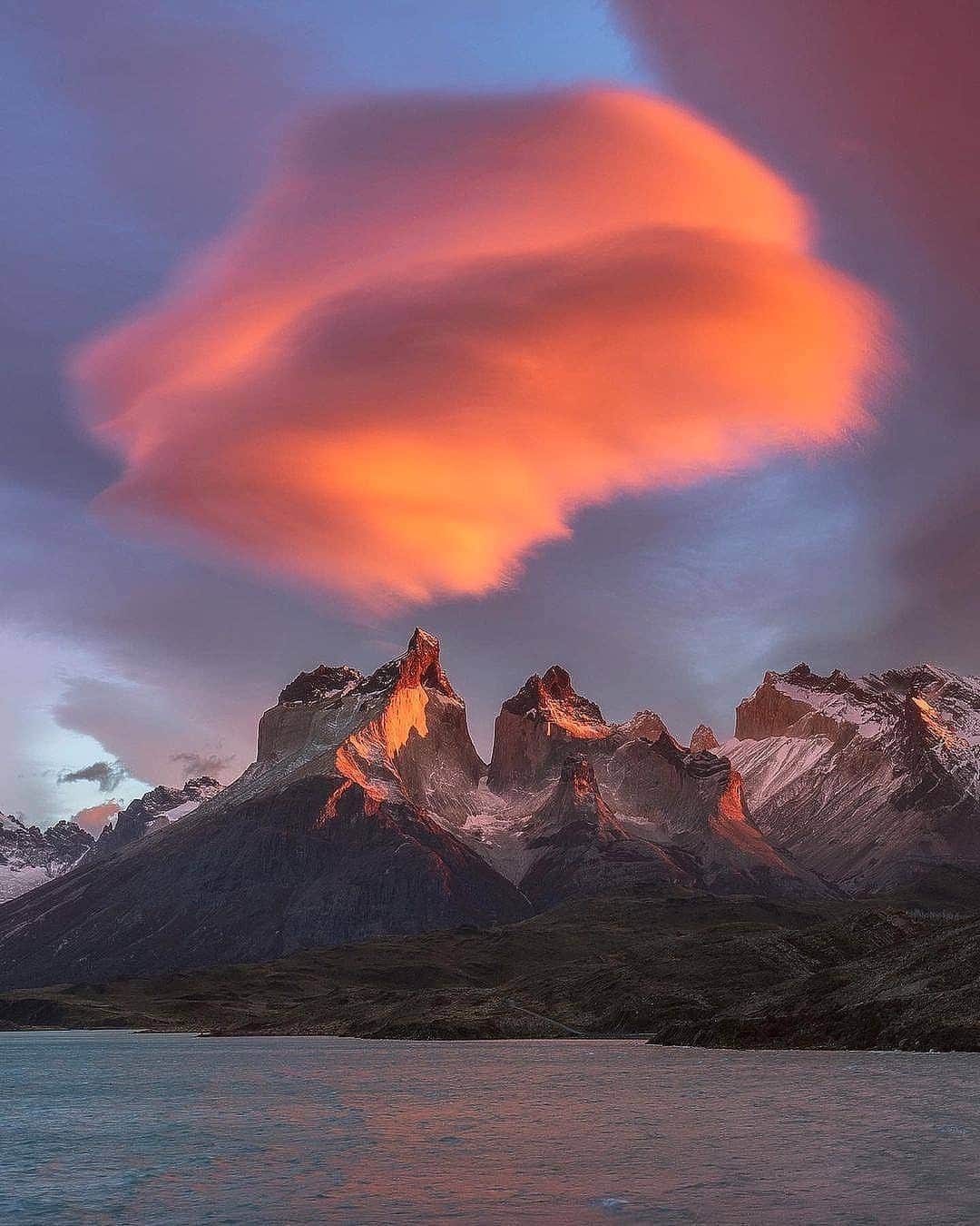 BEAUTIFUL DESTINATIONSさんのインスタグラム写真 - (BEAUTIFUL DESTINATIONSInstagram)「The natural wonders of Patagonia! ⛰ Known for its dramatic mountain peaks, abundance of glaciers, and rich wildlife, this region is every photographer's and nature lover's dream. ✨  Swipe through to see its incredible scenery! From 1-7, which photo is your favorite? ▶️  📸 @iuriebelegurschi 📍 Patagonia, South America」12月13日 23時11分 - beautifuldestinations