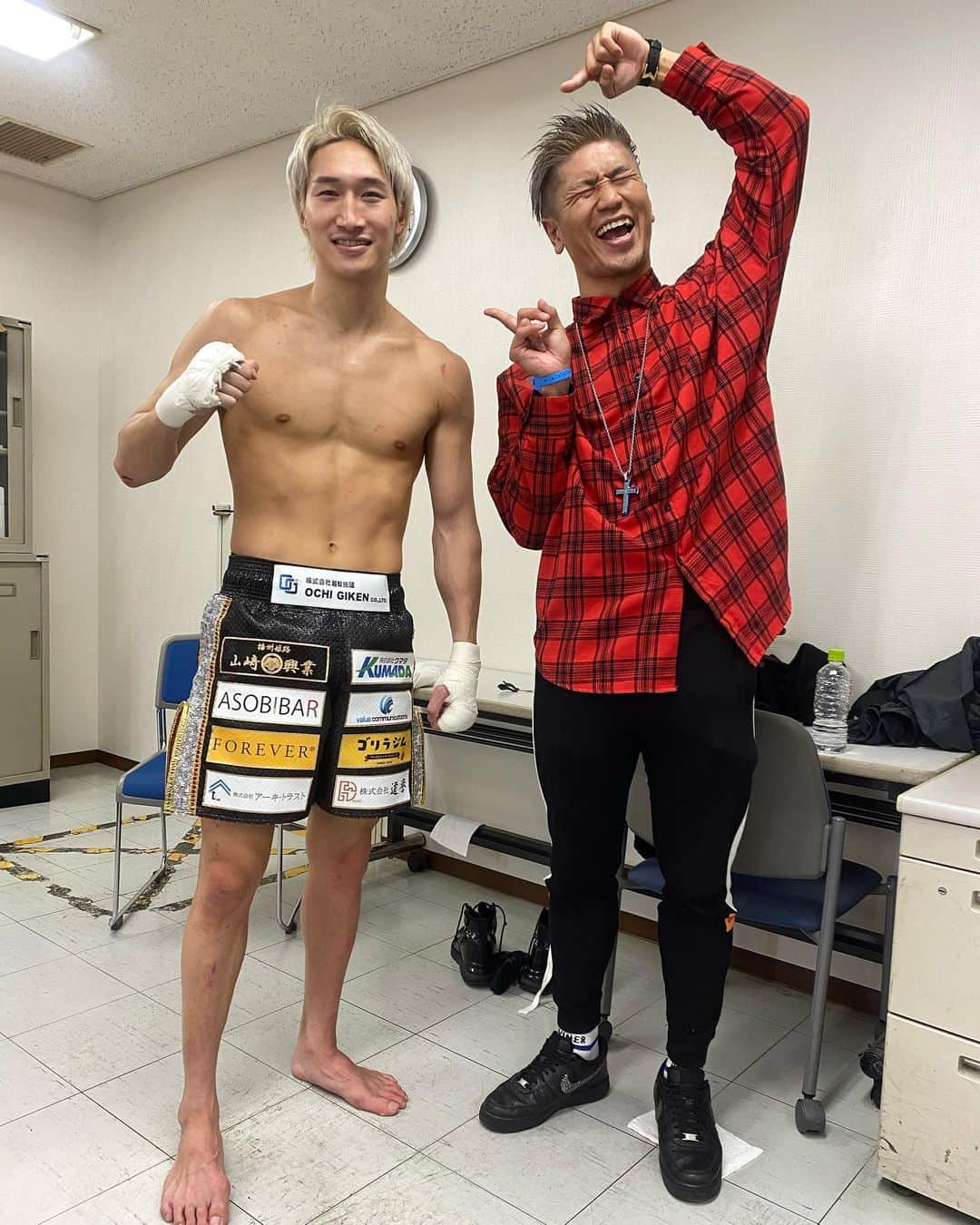 城戸康裕さんのインスタグラム写真 - (城戸康裕Instagram)「今日は、K-1 DX「安保瑠輝也は誰とでも戦う」の解説だった〜🎤 ・ ・ 土田さんと真面目にめっちゃ解説したよ☺️ ・ いや、してしまったよ笑 ・ ・ 2対1の試合で、1人がクリンチしてる間にもう1人が攻撃🥊は、マジおもろかった笑 ・ ・ その手があったか笑！ ・ ・ きーちゃんもアンチと戦おうかなぁ笑 ・ ・ ・ #企画待ってまーーす笑 @kakutou_abema @abema_official  @anporukiya_k1  @hiroki.k1」12月13日 23時11分 - yasuhiro.kido