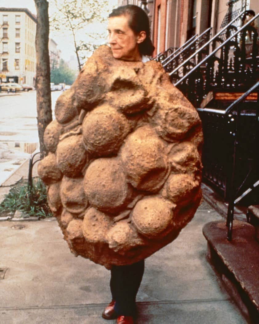 プロエンザスクーラーのインスタグラム：「Sunday, out and about Louise Bourgeois, New York 1975」