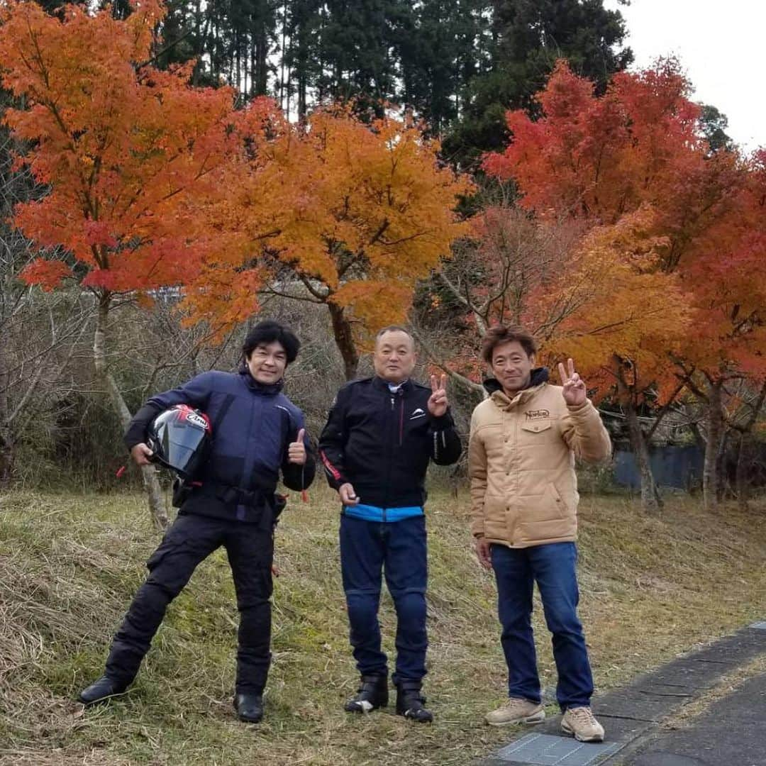 原田哲也さんのインスタグラム写真 - (原田哲也Instagram)「今日もツーリング！ ポケバイでお世話になった幸雄さんと後輩の松戸直樹 (1999年全日本ロード250CCチャンピオン) とのんびり紅葉狩りツーリング！ 面白かったので来春花見🌸ツーリング決定‼️ #araihelmet #hyod#alpinestars #yfdesign #serow250 #ツーリング #紅葉狩り」12月13日 23時11分 - tetsuya_harada31