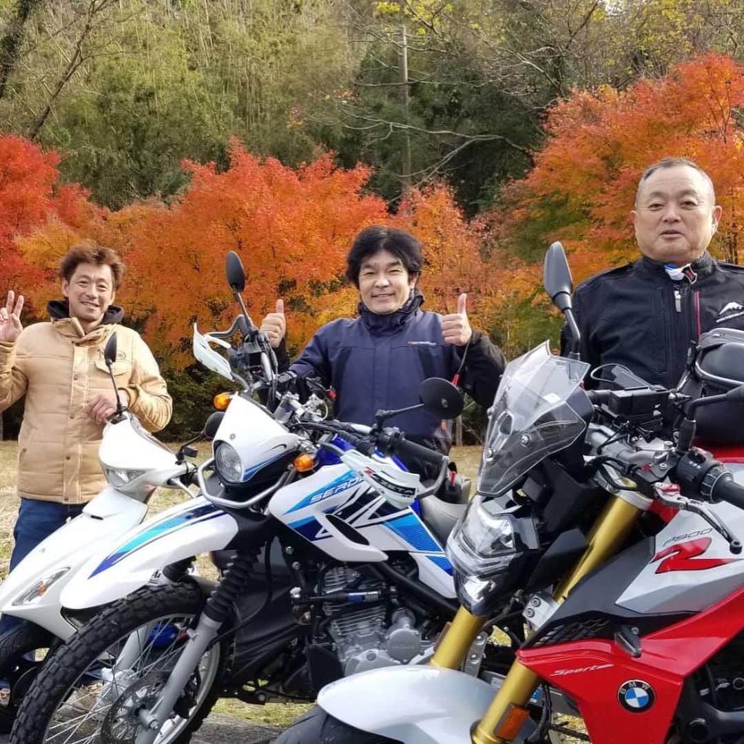 原田哲也のインスタグラム：「今日もツーリング！ ポケバイでお世話になった幸雄さんと後輩の松戸直樹 (1999年全日本ロード250CCチャンピオン) とのんびり紅葉狩りツーリング！ 面白かったので来春花見🌸ツーリング決定‼️ #araihelmet #hyod#alpinestars #yfdesign #serow250 #ツーリング #紅葉狩り」