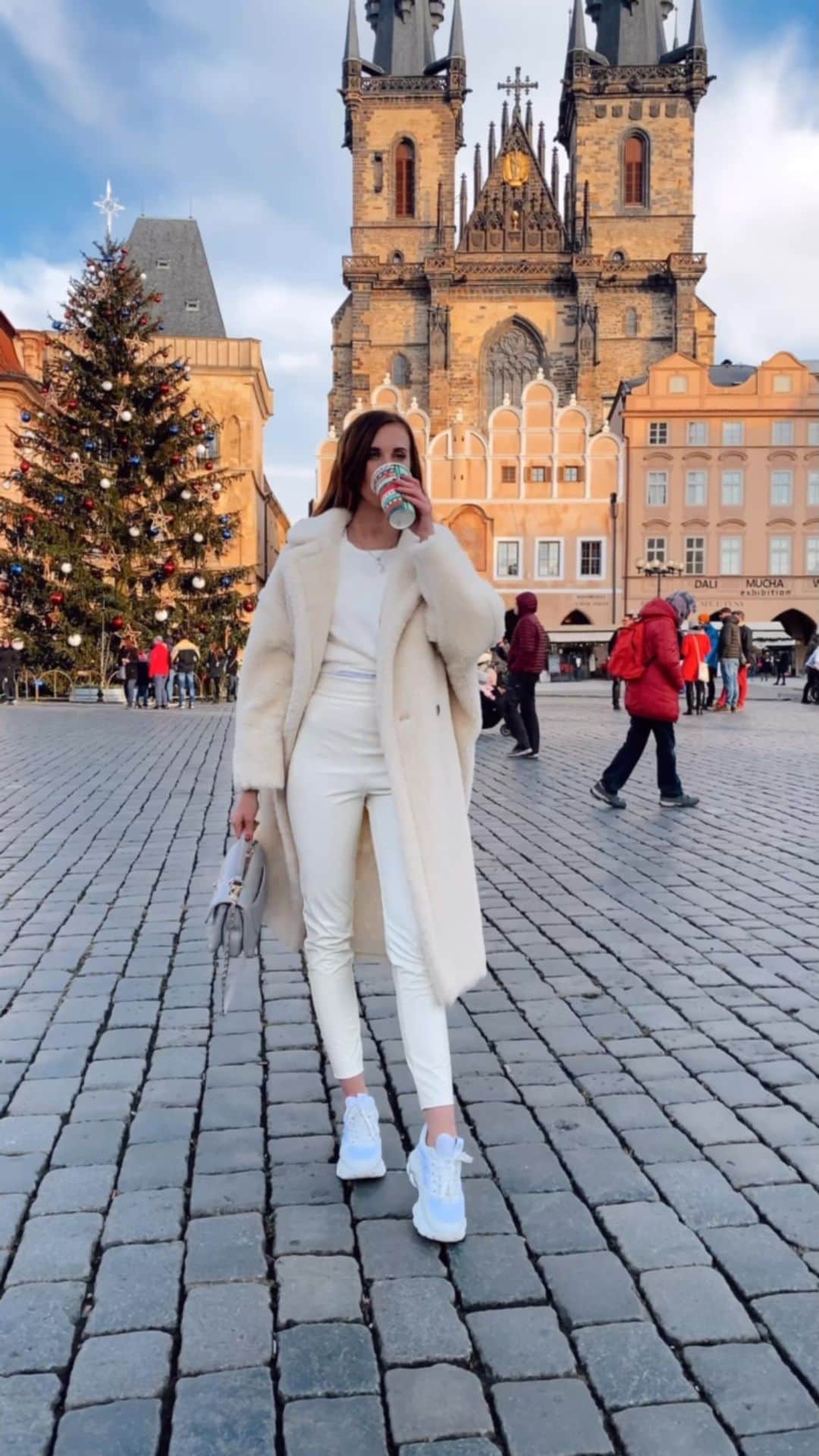 のインスタグラム：「Happy 3rd advent! ❄️ Today’s look: polar bear & @revolve leggings #RevolveWinter 🐻」