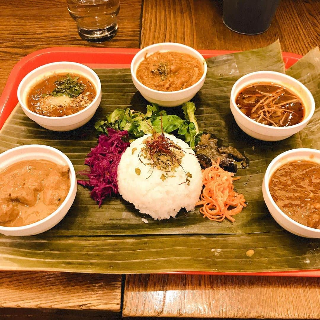 無化調ラーメン「ゆきふじ」のインスタグラム：「『カレー新世界』 というイベントに行ってきました。 プロアマ問わず選ばれた5人のカレーを一堂に介する規格です。 今回2回目だそうです。 ５つも食べたら、お腹はち切れそうでした。  この中から未来の有名店が生まれるかも？  そんなこんなでカレーが作りたくなりました。 12月17日、カレー作ります🍛  内容はまだ未定ですが、楽しみにしてください。 なお当日はスパイシー味噌ラーメンお休みします🍜  #カレー新世界 #極哩 #スパイスカレー #スパイス #スパイスカレー作り #スパイスパワー」