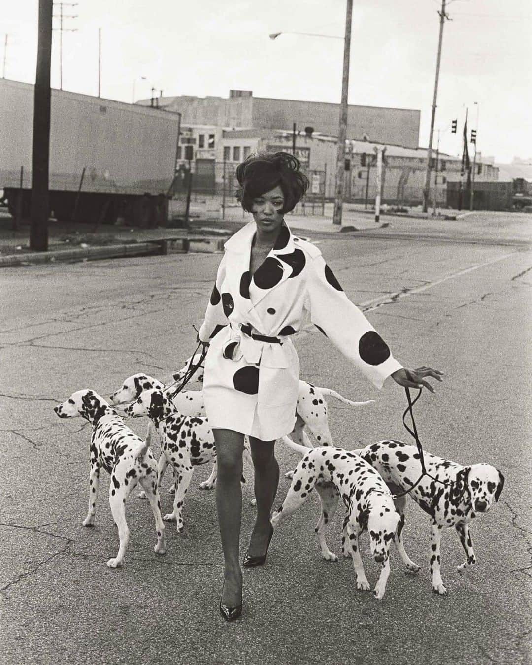 AnOther Magazineさんのインスタグラム写真 - (AnOther MagazineInstagram)「Weekend walks with @naomi and @therealpeterlindbergh 🐩⁠ ⁠ Tap the link in our bio to see more of Lindbergh’s defining portraits of Naomi Campbell 📲⁠ ⁠ 📸 is Naomi Campbell by Peter Lindbergh, 1990」12月13日 23時25分 - anothermagazine