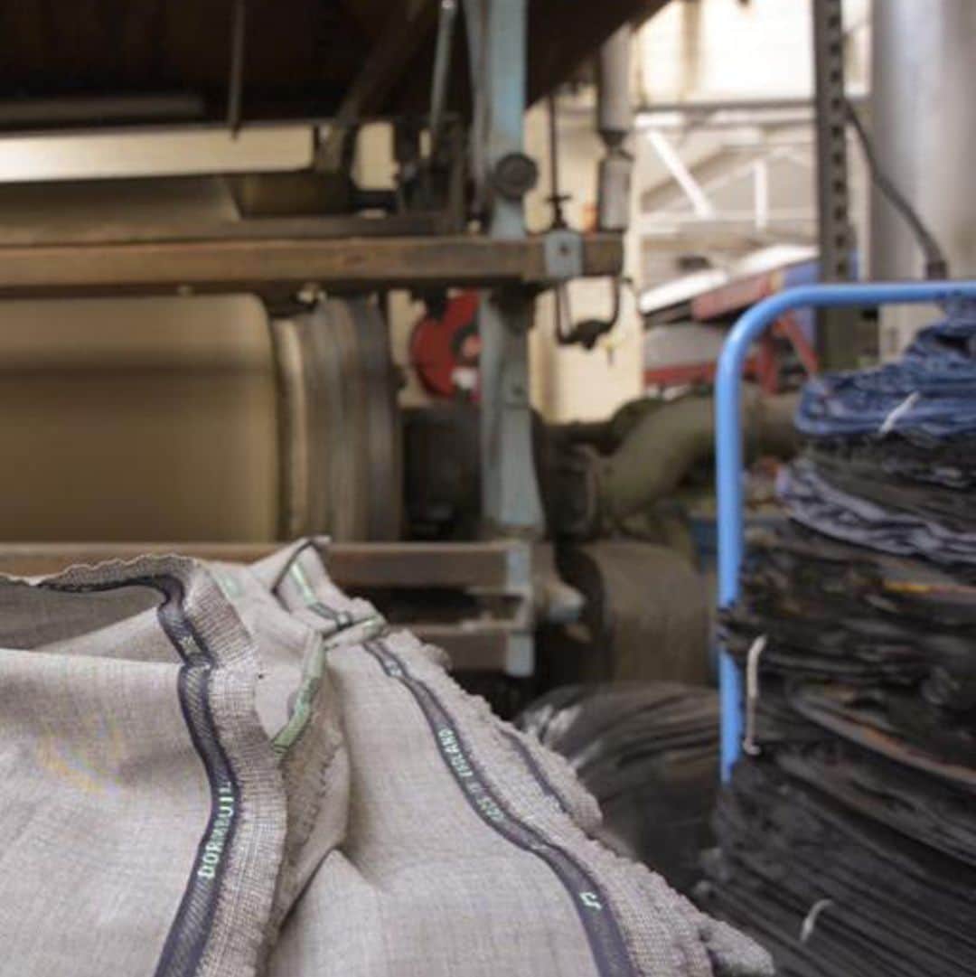 ドーメルさんのインスタグラム写真 - (ドーメルInstagram)「Finishing converts fabric in its raw-state into finished cloth.⁣ .⁣ .⁣ .⁣ #finishing #productionprocess #production #luxurycloth」12月13日 23時17分 - dormeuil1842
