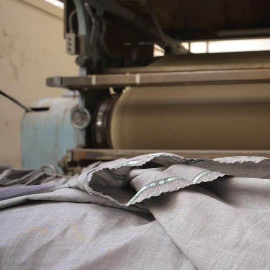ドーメルさんのインスタグラム写真 - (ドーメルInstagram)「Finishing converts fabric in its raw-state into finished cloth.⁣ .⁣ .⁣ .⁣ #finishing #productionprocess #production #luxurycloth」12月13日 23時17分 - dormeuil1842