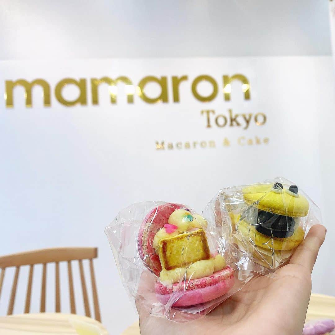 のインスタグラム：「めっちゃ可愛いマカロン屋さん💙 (@mamarontokyo ) . 見た目だけじゃなくて味もめちゃめちゃ美味しいし軽くて何個でも食べれる(･∀･)♡♡ . アイドルちゃんの差し入れとか絶対喜ばれるよ💕 自分でなかなか買わなくてもこういうの貰ったら嬉しいよなぁ( ¨̮ )♡ . オレオが私的オススメ🧸🎀 . . . . . #mamarontokyo #トゥンカロン #韓国マカロン #韓国スイーツ #ママロントウキョウ」