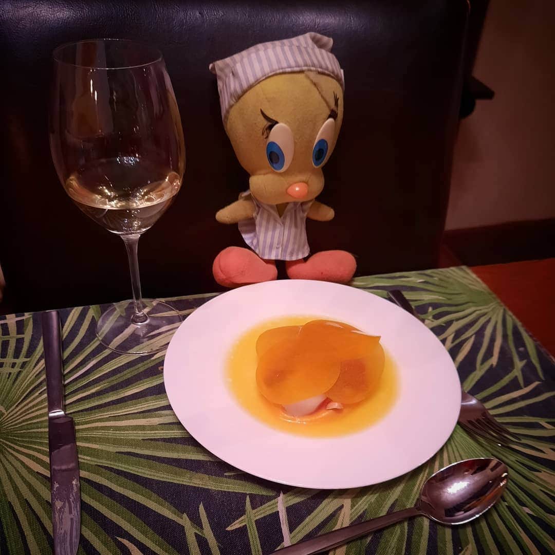 Little Yellow Birdさんのインスタグラム写真 - (Little Yellow BirdInstagram)「Fancy dinner at home from #rijksathome: a delicious "plate it yourself" meal, with complimentary wines! (Pic2: profiteroles, cheese curd; 3: scallops, pumpkin, mandarin vinaigrette; 4: beef cheeks, potato mousseline; 5: panna cotta, stewed pear, honeycomb). #littleyellowbird #tweety #tweetykweelapis #adventures #yellow #bird #weekend #sunday #sundayevening #dinner #athome #rijks #jorisbijdendijk #wininganddining #wijnarrangement #plateityourself #stuffedanimalsofinstagram #plushiesofinstagram」12月13日 23時20分 - tweetykweelapis
