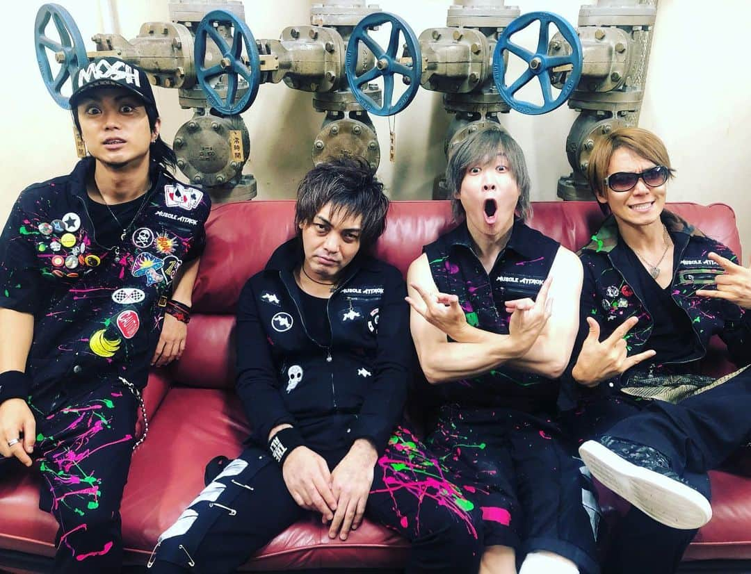 SHINPEIさんのインスタグラム写真 - (SHINPEIInstagram)「SHINPEI 2020 X’mas Season Special LIVE﻿ 12/12（土）神奈川：新横浜 NEW SIDE BEACH!!﻿ ﻿ 第一部﻿ 「SHINPEI SOLO LIVE ～Roots～ vol.4」﻿ BREAKERZを長年サポートしてくれているベーシストMatsu,ドラマーMAKOTOの2人を迎えてのインストライブ！﻿ Matsuさんのベース、誠君のドラムをいつも思い浮かべながら曲作りしているオレにとって、まさに「Roots」といえるサウンドを生でお届け出来て最高でした！﻿ また絶対一緒にやろうね！ありがとう。﻿ ﻿ 第二部﻿ 「MUSCLE ATTACK SPECIAL NIGHT」﻿ トークイベントで大いに笑って、後半のライブでは久しぶりに声が枯れるまで歌って弾いて。﻿ いつでも笑顔で集まってくれるこのメンバー皆が大好きです。﻿ そして、何歳になっても一緒に歩んでいきたいと思える仲間だなぁと改めて感じました！﻿ ﻿ オレが心から信頼している相棒たちと過ごした一日。﻿ 一緒にステージを作ってくれたスタッフの皆さん、ありがとうございました！﻿ ﻿ そして、会場まで感染症対策にも気を使いながら観に来てくれたファンの皆さん。﻿ 配信ライブを見てくれた全国のファンの皆さん。﻿ 何よりもみんなの存在がオレの原動力になっています。﻿ ひとりひとりに、ありがとう！﻿ 2021年も色々な事をチャレンジしたいと思っているので、少しずつだけど前に進んでいくオレ達の姿を見ていてください！﻿ そして、一緒に歩んでいこうぜ！﻿ ﻿ ﻿ #新横浜newsidebeach﻿ #MUSCLEATTACK﻿ #MM﻿ #BREAKERZ﻿ #SHINPEI﻿ #Shunp﻿ #Jong﻿ #HIDEHIRO﻿ #Matsu﻿ #Makoto」12月13日 23時29分 - shinpei_breakerz