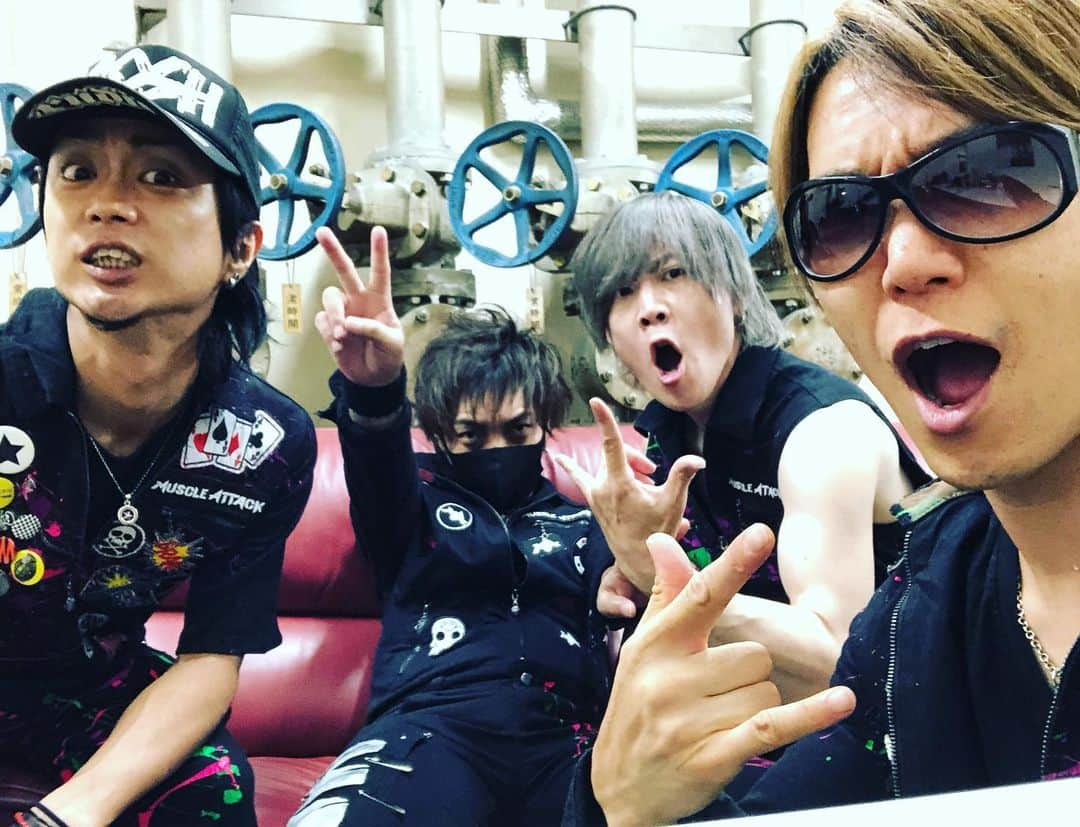 SHINPEIさんのインスタグラム写真 - (SHINPEIInstagram)「SHINPEI 2020 X’mas Season Special LIVE﻿ 12/12（土）神奈川：新横浜 NEW SIDE BEACH!!﻿ ﻿ 第一部﻿ 「SHINPEI SOLO LIVE ～Roots～ vol.4」﻿ BREAKERZを長年サポートしてくれているベーシストMatsu,ドラマーMAKOTOの2人を迎えてのインストライブ！﻿ Matsuさんのベース、誠君のドラムをいつも思い浮かべながら曲作りしているオレにとって、まさに「Roots」といえるサウンドを生でお届け出来て最高でした！﻿ また絶対一緒にやろうね！ありがとう。﻿ ﻿ 第二部﻿ 「MUSCLE ATTACK SPECIAL NIGHT」﻿ トークイベントで大いに笑って、後半のライブでは久しぶりに声が枯れるまで歌って弾いて。﻿ いつでも笑顔で集まってくれるこのメンバー皆が大好きです。﻿ そして、何歳になっても一緒に歩んでいきたいと思える仲間だなぁと改めて感じました！﻿ ﻿ オレが心から信頼している相棒たちと過ごした一日。﻿ 一緒にステージを作ってくれたスタッフの皆さん、ありがとうございました！﻿ ﻿ そして、会場まで感染症対策にも気を使いながら観に来てくれたファンの皆さん。﻿ 配信ライブを見てくれた全国のファンの皆さん。﻿ 何よりもみんなの存在がオレの原動力になっています。﻿ ひとりひとりに、ありがとう！﻿ 2021年も色々な事をチャレンジしたいと思っているので、少しずつだけど前に進んでいくオレ達の姿を見ていてください！﻿ そして、一緒に歩んでいこうぜ！﻿ ﻿ ﻿ #新横浜newsidebeach﻿ #MUSCLEATTACK﻿ #MM﻿ #BREAKERZ﻿ #SHINPEI﻿ #Shunp﻿ #Jong﻿ #HIDEHIRO﻿ #Matsu﻿ #Makoto」12月13日 23時29分 - shinpei_breakerz