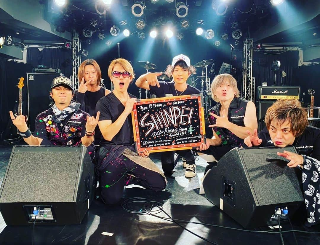 SHINPEIさんのインスタグラム写真 - (SHINPEIInstagram)「SHINPEI 2020 X’mas Season Special LIVE﻿ 12/12（土）神奈川：新横浜 NEW SIDE BEACH!!﻿ ﻿ 第一部﻿ 「SHINPEI SOLO LIVE ～Roots～ vol.4」﻿ BREAKERZを長年サポートしてくれているベーシストMatsu,ドラマーMAKOTOの2人を迎えてのインストライブ！﻿ Matsuさんのベース、誠君のドラムをいつも思い浮かべながら曲作りしているオレにとって、まさに「Roots」といえるサウンドを生でお届け出来て最高でした！﻿ また絶対一緒にやろうね！ありがとう。﻿ ﻿ 第二部﻿ 「MUSCLE ATTACK SPECIAL NIGHT」﻿ トークイベントで大いに笑って、後半のライブでは久しぶりに声が枯れるまで歌って弾いて。﻿ いつでも笑顔で集まってくれるこのメンバー皆が大好きです。﻿ そして、何歳になっても一緒に歩んでいきたいと思える仲間だなぁと改めて感じました！﻿ ﻿ オレが心から信頼している相棒たちと過ごした一日。﻿ 一緒にステージを作ってくれたスタッフの皆さん、ありがとうございました！﻿ ﻿ そして、会場まで感染症対策にも気を使いながら観に来てくれたファンの皆さん。﻿ 配信ライブを見てくれた全国のファンの皆さん。﻿ 何よりもみんなの存在がオレの原動力になっています。﻿ ひとりひとりに、ありがとう！﻿ 2021年も色々な事をチャレンジしたいと思っているので、少しずつだけど前に進んでいくオレ達の姿を見ていてください！﻿ そして、一緒に歩んでいこうぜ！﻿ ﻿ ﻿ #新横浜newsidebeach﻿ #MUSCLEATTACK﻿ #MM﻿ #BREAKERZ﻿ #SHINPEI﻿ #Shunp﻿ #Jong﻿ #HIDEHIRO﻿ #Matsu﻿ #Makoto」12月13日 23時29分 - shinpei_breakerz