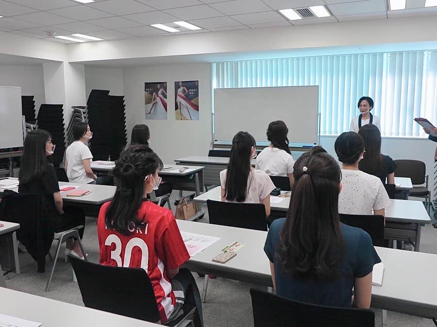 加藤早和子のインスタグラム：「❤︎ ミス日本勉強会②③ 【ビューティエクササイズ特別指導】 ・東洋美容理論  スリムビューティハウスアカデミー講師 中山真由美先生 ・ビューティエクササイズ  スリムビューティハウスアカデミー校長　   ジョンカス山岡有美先生  第3期勉強会の最終日はビューティエクササイズを ご指導して頂きました。  ✔︎東洋美容とは？ 東洋医学の考え方をベースとした美容法の事。 加齢や、ストレス環境のように日々変化するものに 対応しながらバランスを取り、美しさを失わないように 生活をするというものです。  ✔︎西洋美容と東洋美容は違う？ 西洋美容はバランスの悪い部分を強制的に直し、 ラインを整えます。例えば脂肪吸引や溶解、 ボトックスなどが挙げられます。それに対し、 東洋美容とは原因を追求してそれを繰り返さないように 体を改善していきます。例えば、太ってしまったら 何故太ったのかをヒアリングして原因を追求し、 太らないような体作りを目指します。  ✔︎東洋美容の考え方 ・陰陽論 世界は全てのものが反対の性質を持つものと対に なっている。そのため、季節や時間で左右されます。 ・五行説 この世の全てのものを5つの性質を持つとする考え方。 その性質によって食べた方がいいものや避けるべきもの があるそうです。  ✔︎医食同源 身体の中には精神や気持ちの「気」、赤い血である「血」、リンパ液や汗、涙などの「汗」があります。 食べ物にも、これからのバランスを保ち、 健康を守る薬と同じ働きがあるそうです。 例えば、冬に食べたくなるカボチャは、 体をほぐし、心を和らげる働きがあります。 また、寒い日には欠かせないしょうがには、活性化や 興奮作用があり、体を温める作用があるそうです。 自分が食べたいものを食べる事も大切ではあると 思いますが、自分の体調の変化に応じて、摂取すべき 食べ物を変えるというのも健康美を保つ上で 重要であると感じました🍴  また、先ほど挙げた五行説のうち、自分がどの分類に 属するのかチェックシートを行い、それに応じて効く ツボやマッサージを教えて頂きました。 私は5つのうち3つが同数だったので、自分のタイプが 明確に判断する事は出来なかったのですが、 全てのツボをケアしていきたいと思います😂✨  ✔︎ビューティエクササイズ【実践】 座学の後は、実際に身体を動かしてエクササイズを しました。動き自体は難しいものではなくても、 心から楽しんでやると身体が芯から温まっていくのを 実感する事が出来ました。チアダンスやジャズダンスを 習っていた私にとって懐かしい動きもあり、 また踊りたいなという気持ちにも駆られました💃🏻💨 冬は肥えやすいので、体重増加を防止するためにも、 日々のケアやストレッチ、エクササイズを欠かさず 行い、健康と美を追求していきたいです🌟  . . #ミス日本 #ミス日本コンテスト #ファイナリスト #ミス日本2021 #2021ミス日本ファイナリスト #ミスコン #エクササイズ #スリムビューティエクササイズ #ボディメイク #青山学院大学 #女子大生 #いいね返し #missjapan #misscon #instalike」