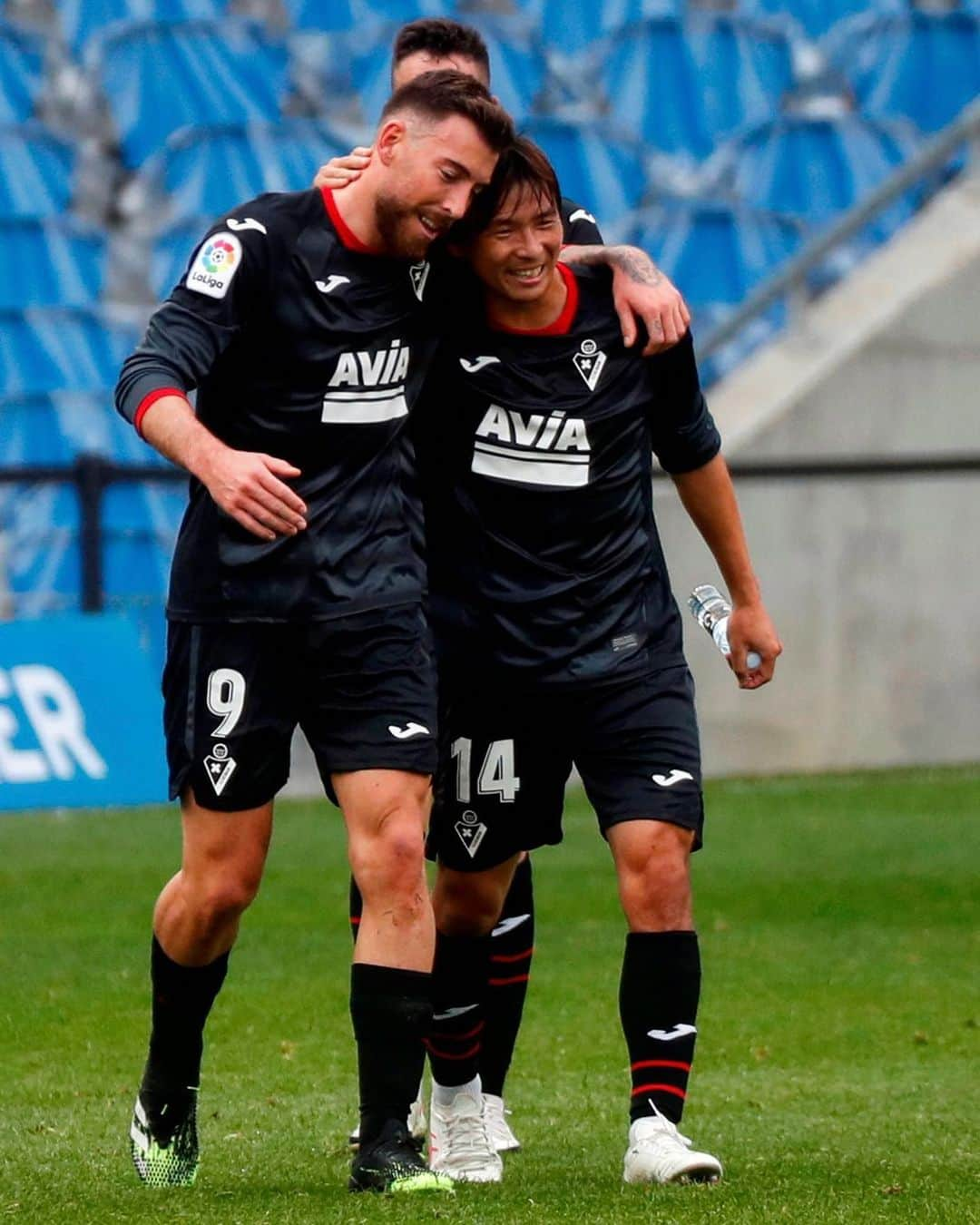 LFPさんのインスタグラム写真 - (LFPInstagram)「🤜🏻 H A P P I N E S S 🤛🏻  #LaLiga #LaLigaSantander #Eibar #SergiEnrich #Inui #Football #Goals」12月13日 23時36分 - laliga