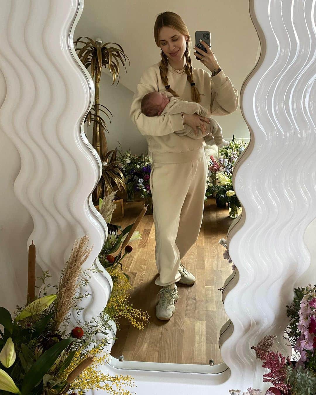ペニーレ・タイスベックのインスタグラム：「Baby bubble👼🏼 ... definitely worth every minute of the extra wait💘  I’m completely overwhelmed and grateful for all your lovely wishes and 💐💐💐💐💐 Thank you - love you guys♥️」