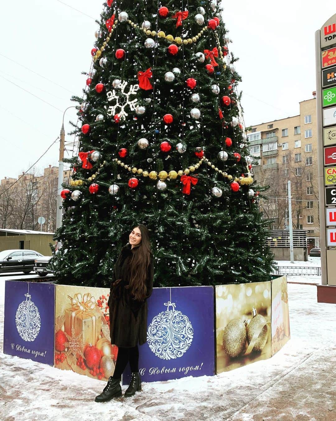 アラクスのインスタグラム：「Мои хорошие, уютного вам выходного❤️ ⠀ А у нас снова конкурс! 💰 ⠀ Разыграем скидку 500 р. на любую услугу в моей студии! А если вы не из Москвы и МО - 500 р. на карту! ⠀ Условия : ⠀ ✅Быть подписанным на мои аккаунты @araks_89 @araks__studio ⠀ ✅Написать комментарий под этим фото и отметить 2х друзей ⠀ ✅поставить ❤️ ⠀ ✅ Количество комментариев не ограничено ⠀ ‼️Интернет-магазины и подобные организации, как всегда, не участвуют - только живые аккаунты😉 ⠀ ⠀ ⛔ Стоп-игра будет во вторник 15.12.2020 г. в 22:00 ⠀ Каждому комментарию будет присвоен свой порядковый номер. ⠀ 🏆Победителя определит генератор случайных чисел, объявлю по традиции в прямом эфире 📺 ⠀ Желаю удачи всем моим участникам! ❤️❤️❤️ ⠀ И мы начинаем👇#araksstudio#конкурсотаракс#деньгинакарту#блогер#розыгрыш」