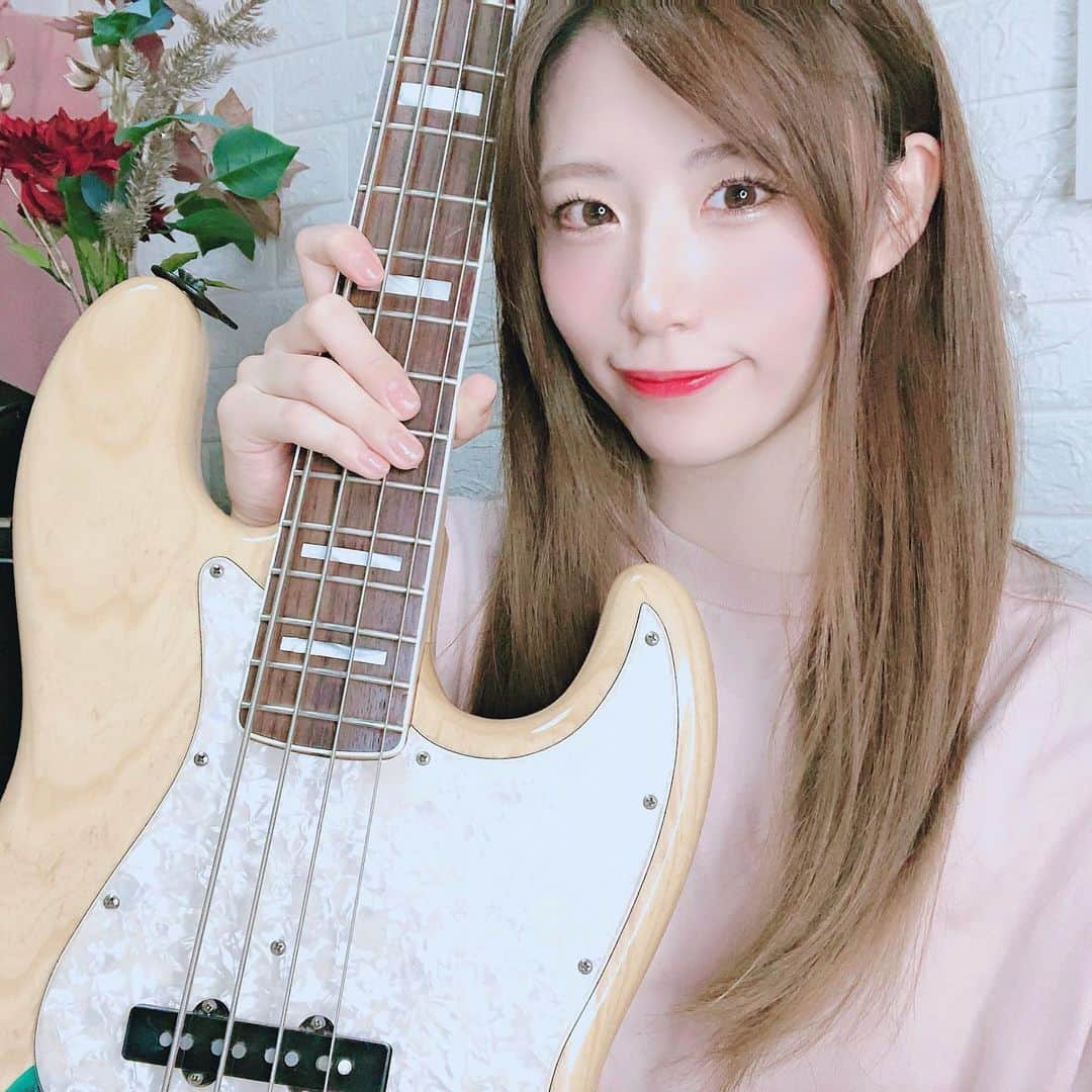 AKARIのインスタグラム：「本日はあかりんご先生でした👩‍🏫 お疲れ様でした♪ Twitterの約束どおり Instagram更新っ♪ . . . . #dailylook #fashion #ootd #music #musician #bass #bassguitar #acdc  #bassist #japanesegirl #japan #follow #pink #koreanfashion #bassgram #groove #slapbass #basssolo #YouTube #youtuber #bass #ベース #ベース女子 #red #akaちゃんねる　#bassgirls #ベース弾いてみた」
