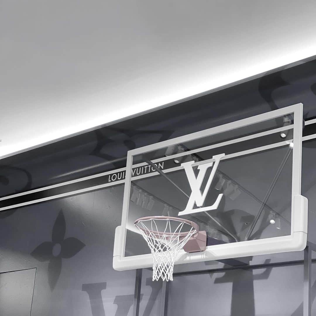 紺谷みえこのインスタグラム：「今回のLV x NBA はバスケ好きにはたまらない。  I can’t relate to lazy people. We don’t speak the same language. I don’t understand you. I don’t want to understand you.  怠けている人と関わることはできない。 同じ言語で会話がなりたたないんだ。 そういう人を理解できないし理解したくない。  Kobe Bryant   #KobeBryant  #louisvuitton  #NBA #respect #コービーブライアント　#大好き　#名言」