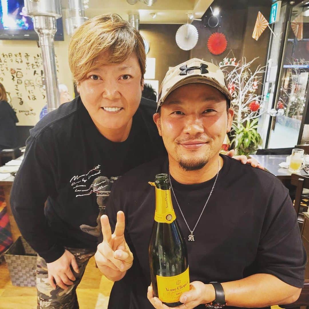 Hi69のインスタグラム：「昨日、今日とダイナマイト関西さんに誕生日のお祝いして頂きました！ありがとうございます！  誕生日を1人で過ごす日が多かった昨今ですが、暖かい気持ちになりました！  ありがとうございます！」