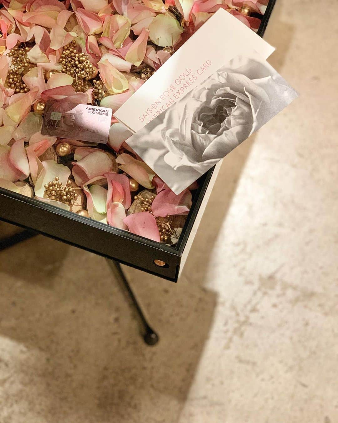 小林さりさんのインスタグラム写真 - (小林さりInstagram)「・°.○.・ ・ ・ SAISON ROSE GOLD AMERICAN EXPRESS CARD*⑅ 誕生を記念してnicolai bergmann で行われたローンチパーティーに行ってきました𓇬°. ・ ・ ピンクの薔薇で彩られた会場には、AMEXのカードが至る所に𓇬°. とっても可愛いカードで見た目だけでも持ちたくなるけれど、特典もすごく惹かれるくらいの充実度❁ ・ ・ トークショーでは他の方のカードの使い分け方法など、普段ではあまり聞けないお財布事情も聞けて勉強になりました ༘* ・ ・ イベントはコロナ対策がしっかりされていたよ⋆︎* 写真撮る時だけ外したけれど、私も実はピンクのマスクをつけて行ったのだ◡̈°. ・ ・ #セゾンローズゴールドアメックス #セゾンローズゴールド #saison_PR #ニコライバーグマン #saisoncard #クレジットカード #セゾンカード」12月13日 23時43分 - _____sari