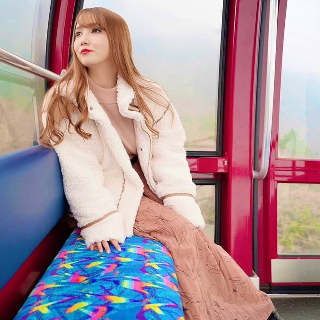 友田彩也香のインスタグラム：「冬の箱根デートしょ？🚠❤︎﻿ ﻿ ﻿ 友田彩也香オフィシャルファンクラブ🏰👸﻿ https://fantia.jp/fanclubs/62661﻿ ﻿ ﻿ #インスタグラビア #instagravure﻿ #Japanese #japanesegirl ﻿ #sexy #Photo #gravure #shooting﻿ #Casual #Fashion #ootd﻿ #official #Fanclub #offshot﻿ #Fantia #ファンティア ﻿ #follow #followme」