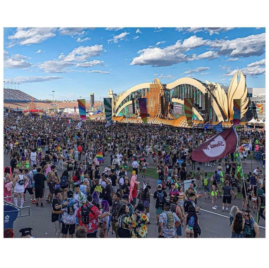 サキャスティックさんのインスタグラム写真 - (サキャスティックInstagram)「@kennicam REPOST from @edc_lasvegas last year.  イベントについての彼の記事もここでチェックしてくださ @kennicam」12月13日 23時44分 - paultbythesea